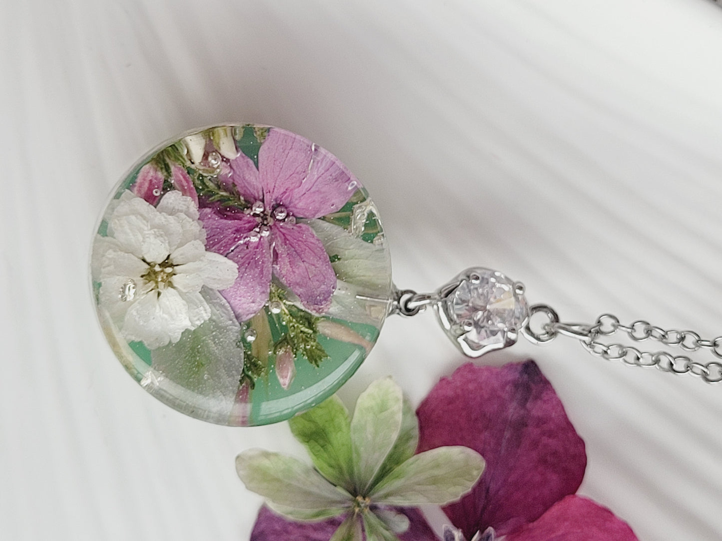 Hydrangea & White Pearl Flower Necklace – Real Flowers in Resin (22 mm Pendant, 50 cm Chain)