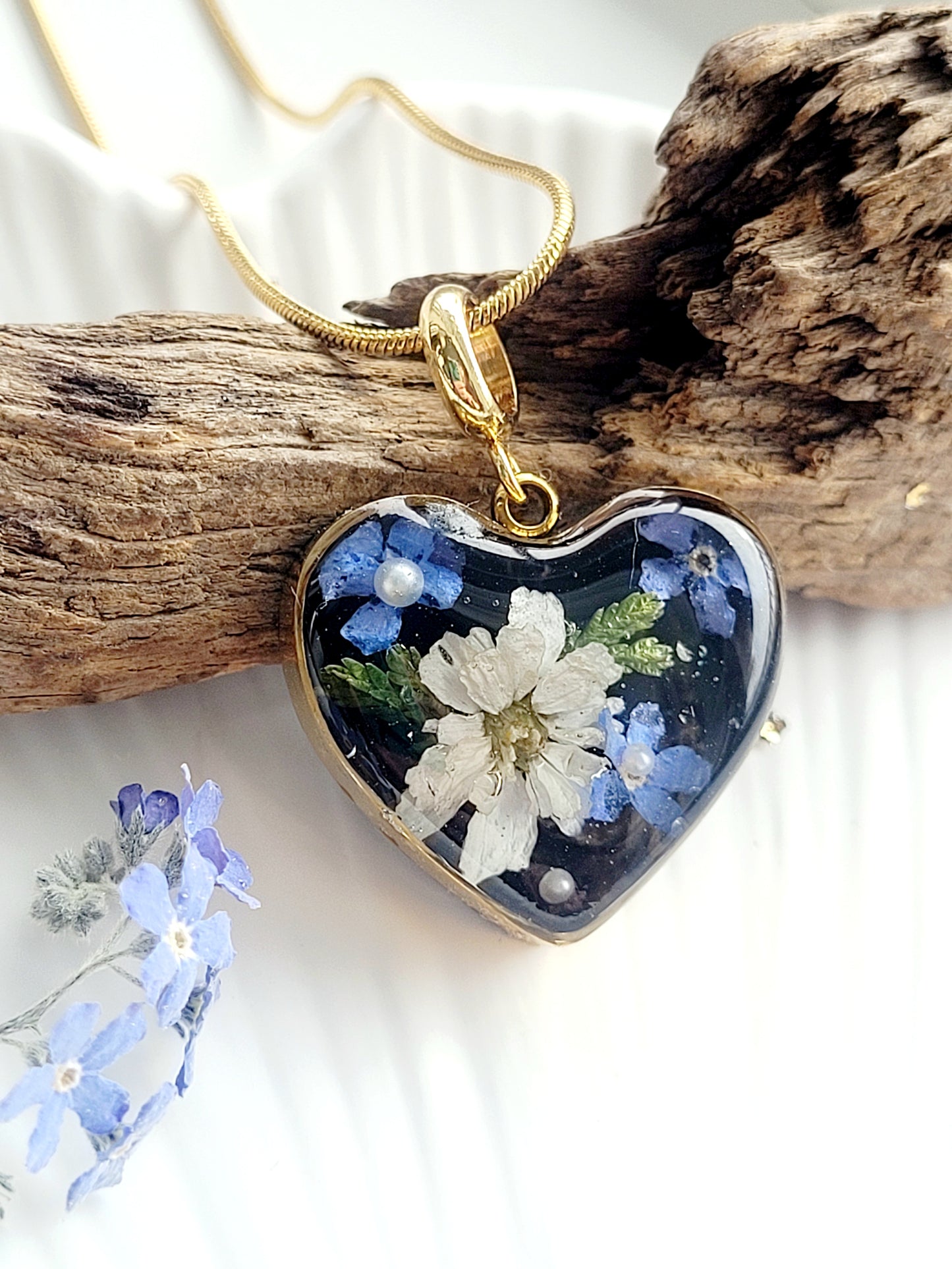White pearl and Foget-me-not flower heart necklace with genuine flowers