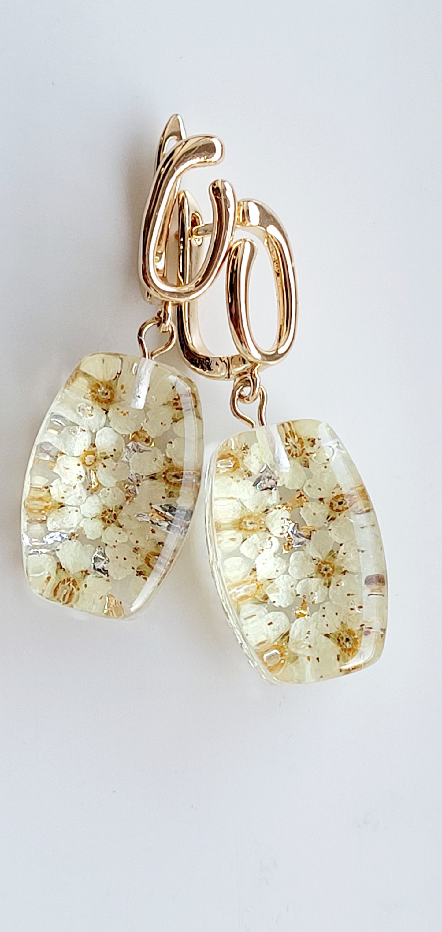 Feminine earrings with genuine flowers