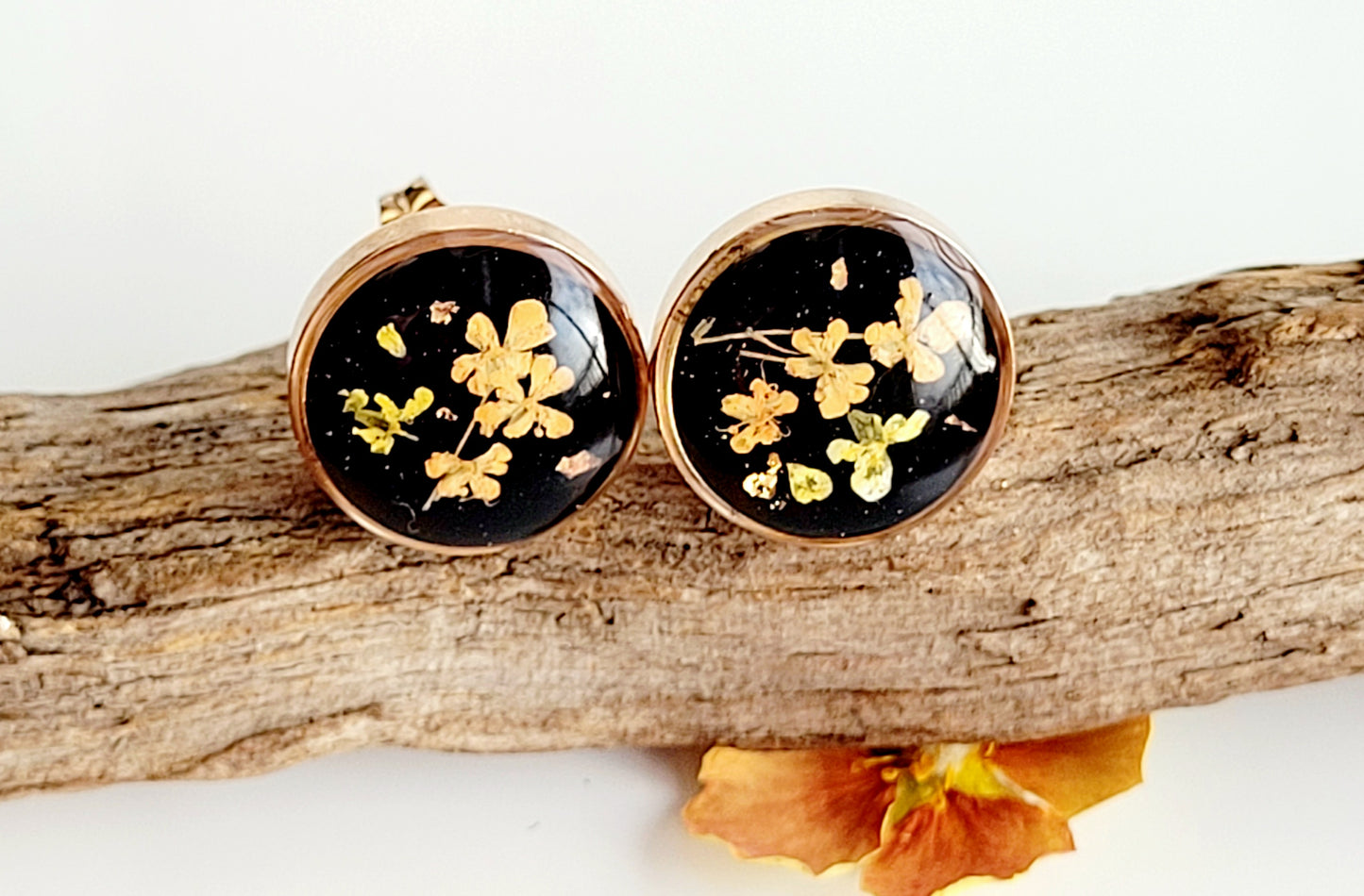 Real flower studs. Pressed flower earrings. Studs. Flower earrings. Small earrings. Gift