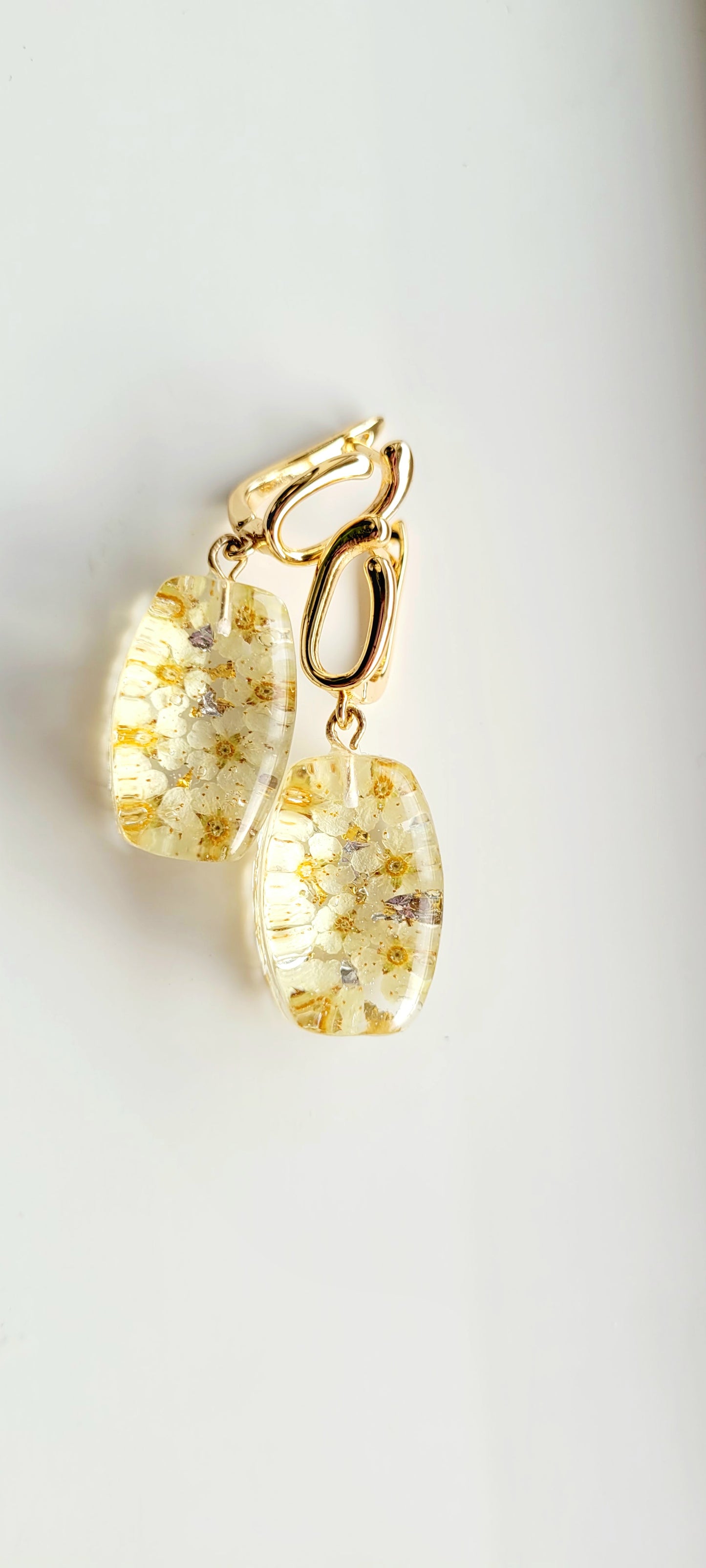 Feminine earrings with genuine flowers