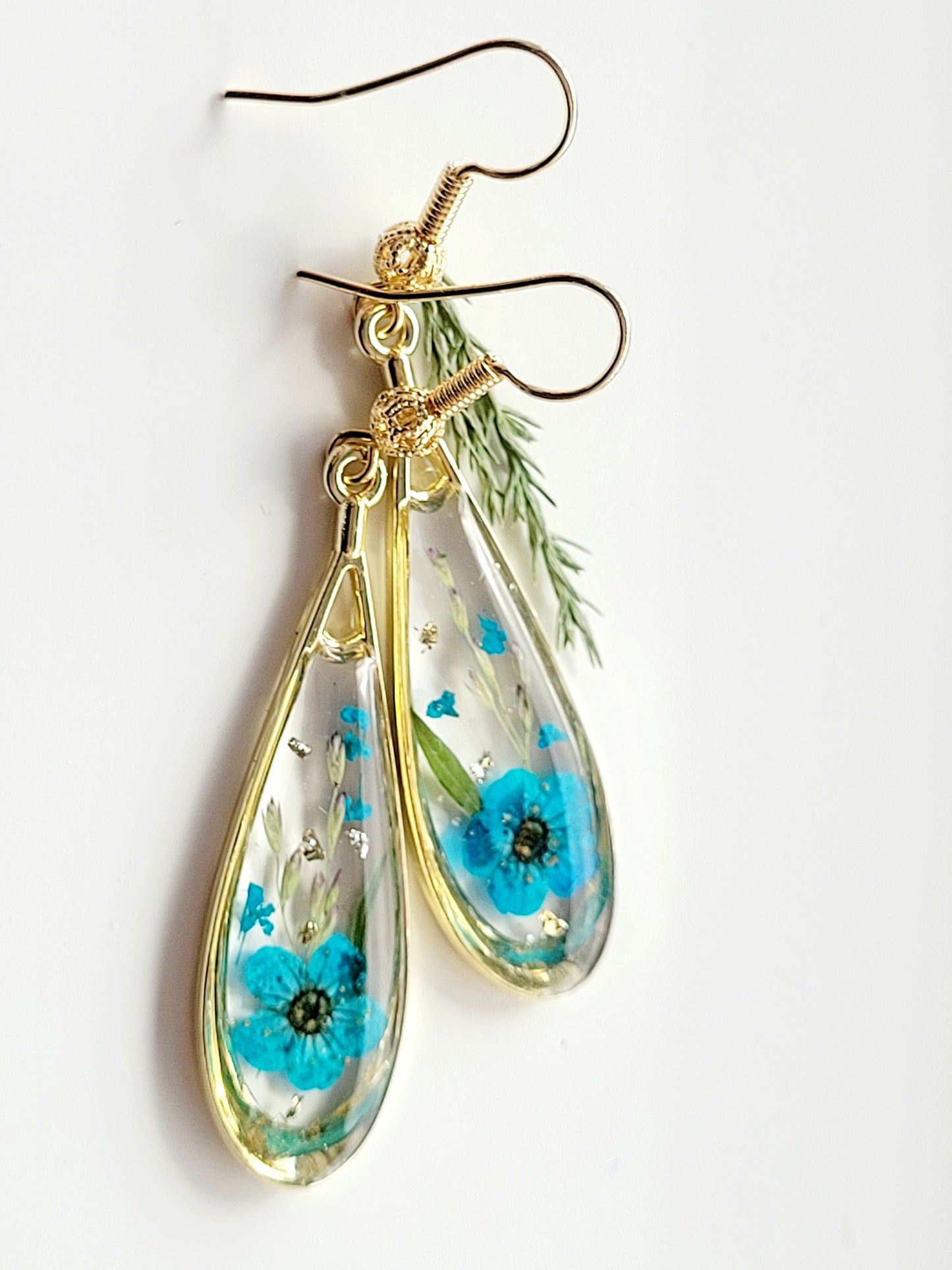 Botanical, handcrafted earrings with real genuine wildflowers. Mothers day gift. Giftf or her. Unique Gift. Cottage core earrings tear-drop earrings