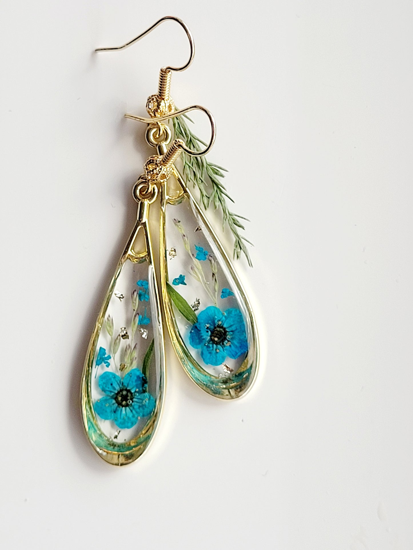 Botanical, handcrafted earrings with real genuine wildflowers. Mothers day gift. Giftf or her. Unique Gift. Cottage core earrings tear-drop earrings
