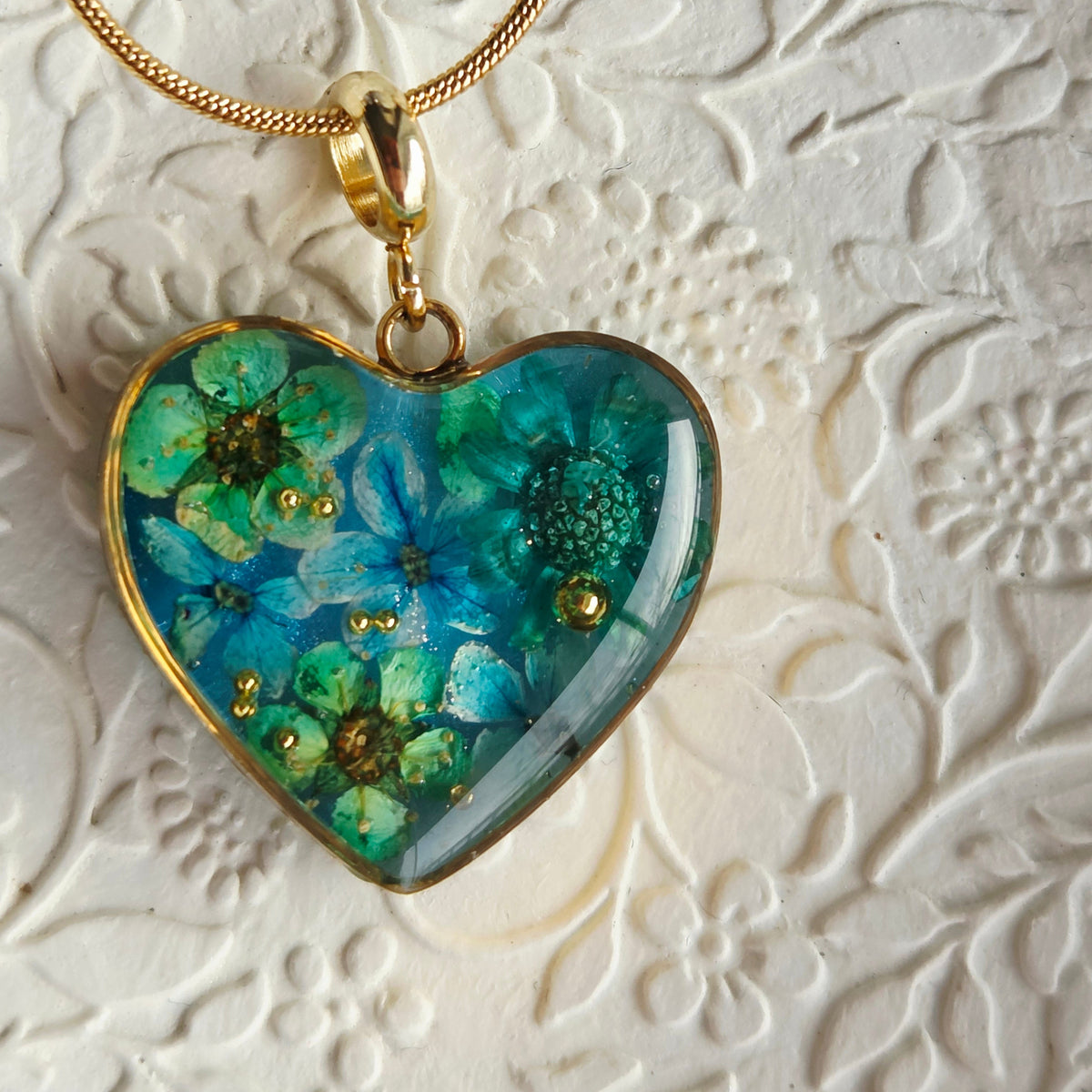 Botanical heart necklace with real flower. Giftf or her. Handcrafted real flower jewelry