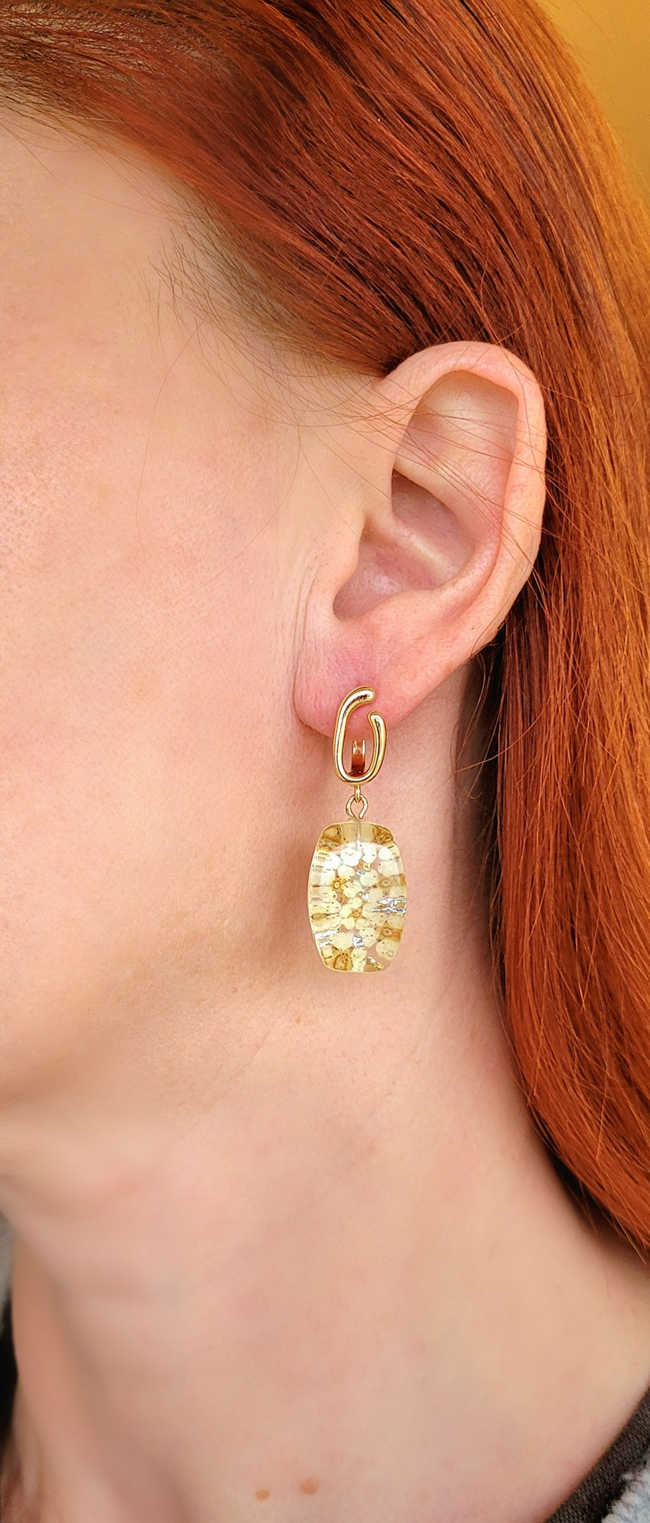 Feminine earrings with genuine flowers