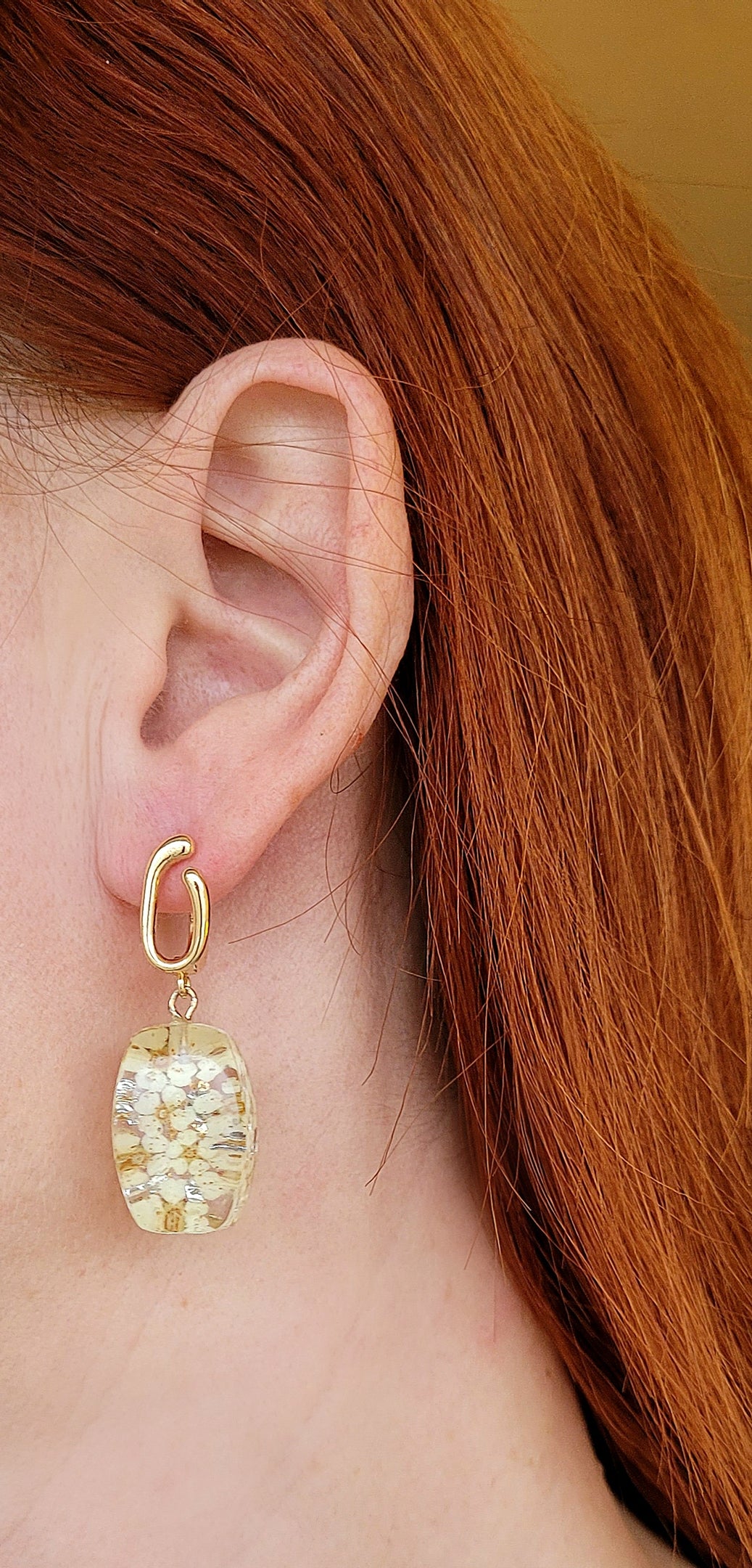 Feminine earrings with genuine flowers