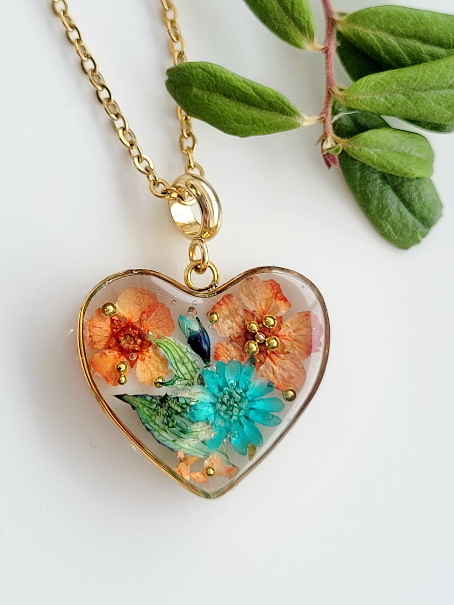 Botanical heart necklace with real genuine wildflowers. Mothers day gift. Giftf or her. Unique Gift. Heart flower charm Cottage core heart 3D necklace  necklace, creat with genuine flowers