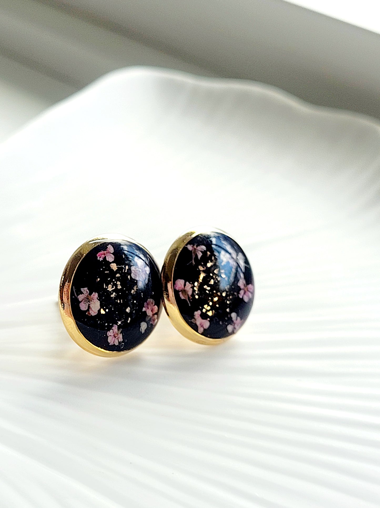 Green flower studs. Handcrafted studs with genuine flowers.