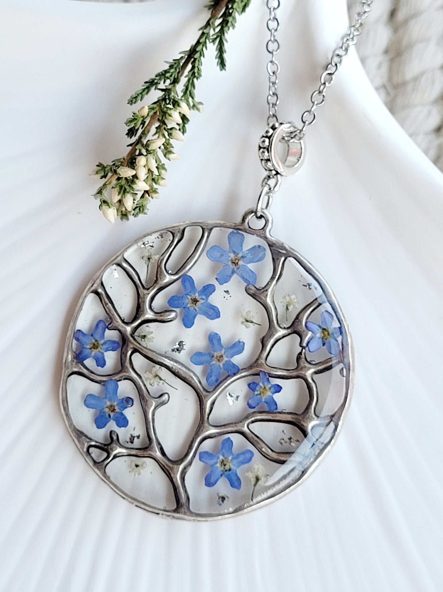 Forget-Me-Not Tree of Life Necklace – Real Blue Flowers in Resin (37 mm Pendant, 70 cm Chain)