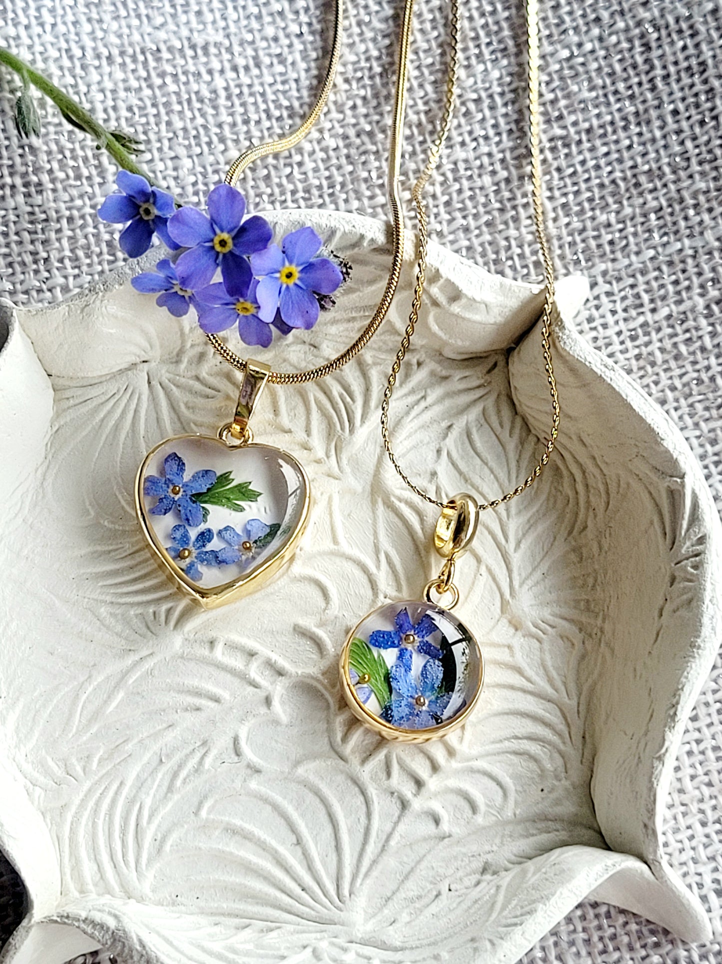 Foget-me-not flower heart necklace with genuine flowers