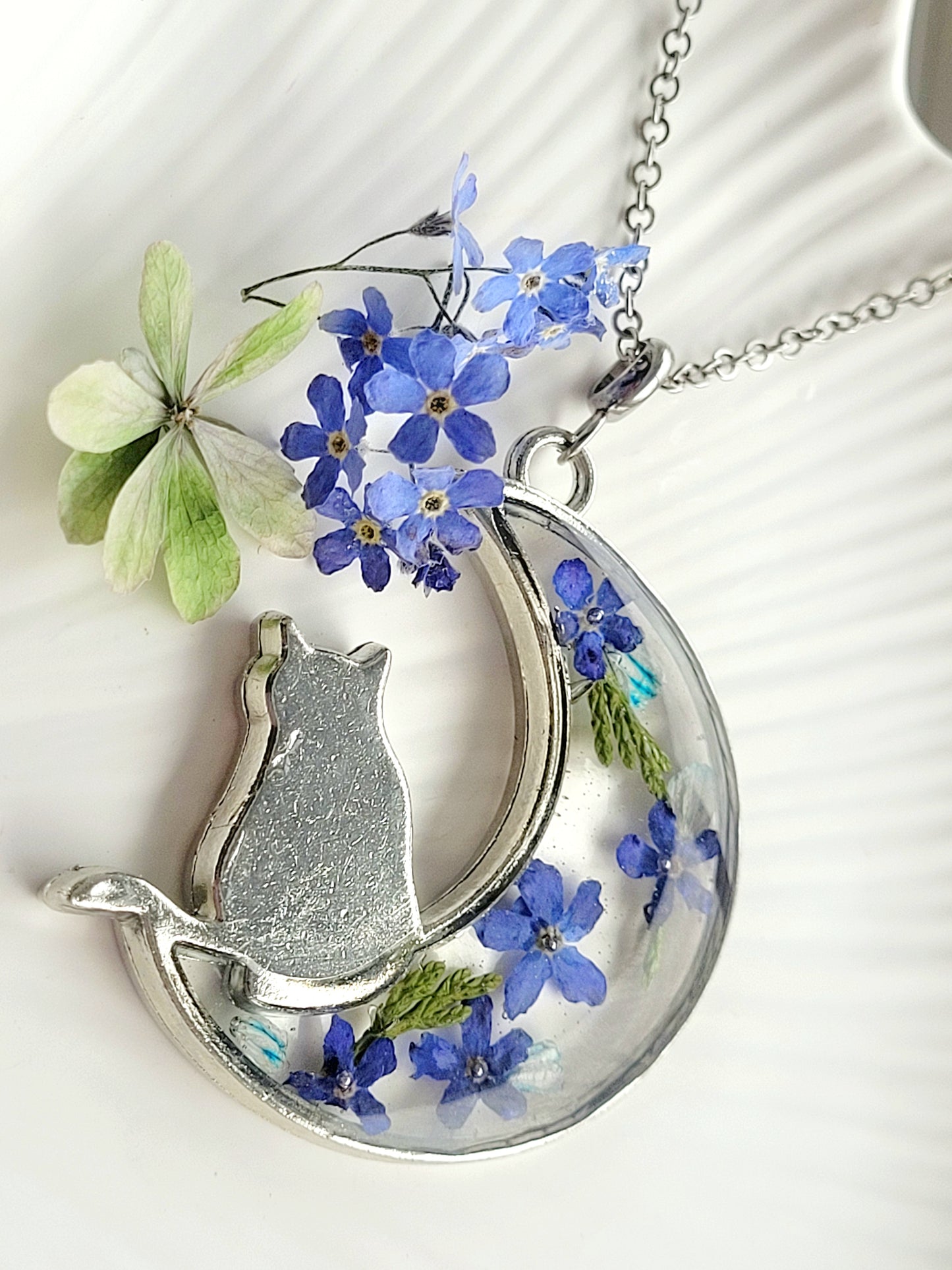 Forget-Me-Not Cat on the moon – Real Blue Flowers in Resin (35 mm Pendant, 60 cm Chain)