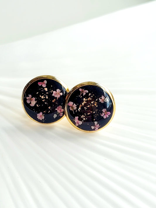 Green flower studs. Handcrafted studs with genuine flowers.