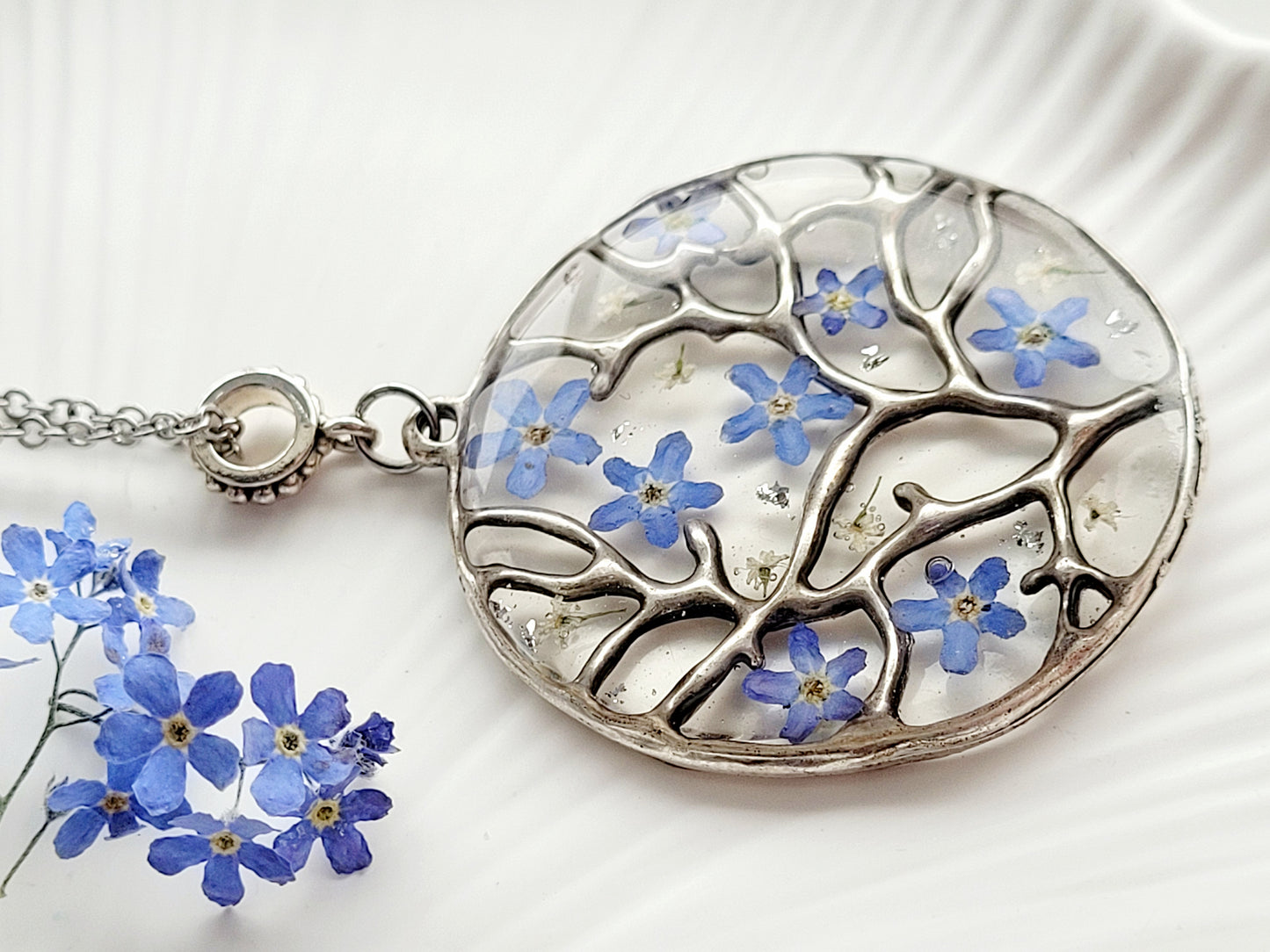 Forget-Me-Not Tree of Life Necklace – Real Blue Flowers in Resin (37 mm Pendant, 70 cm Chain)
