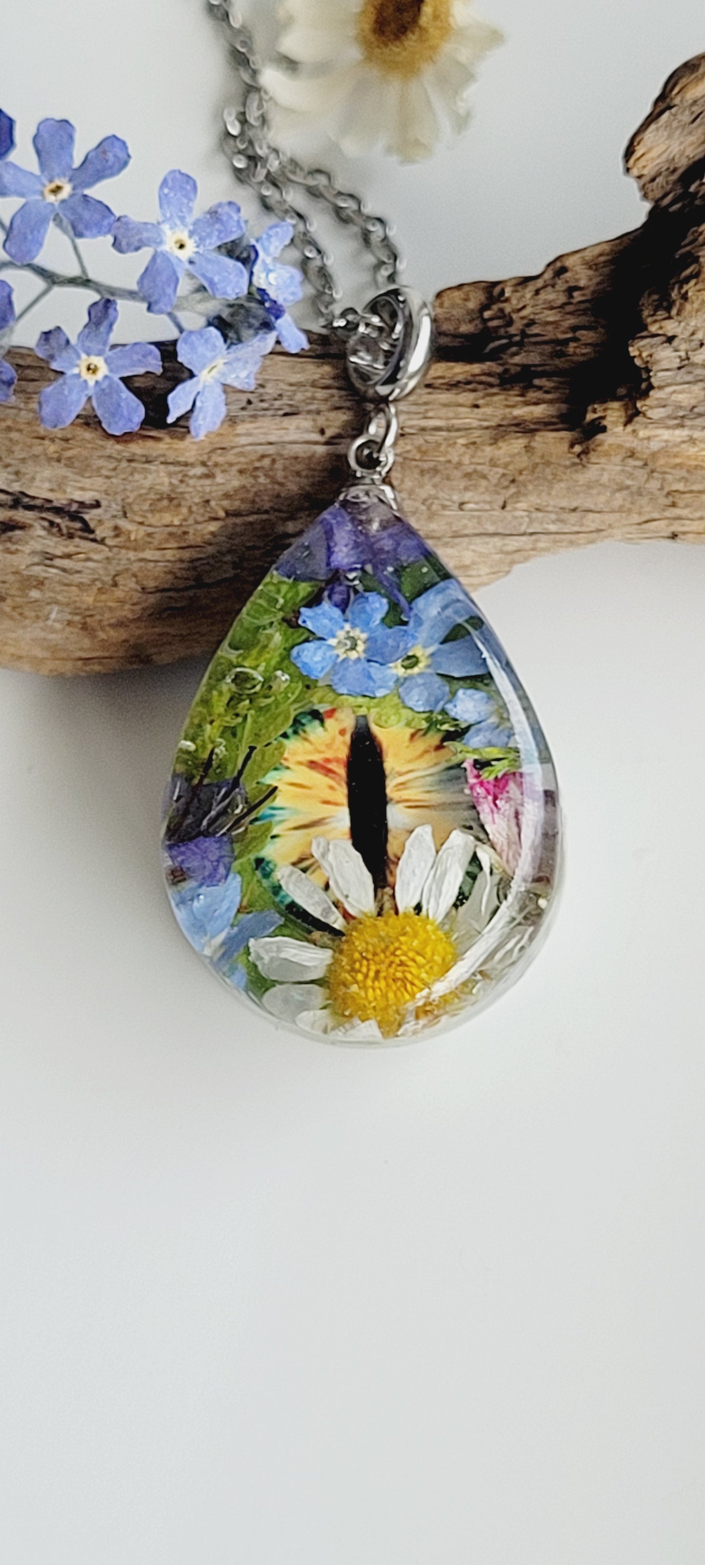 Dragon eye necklace with genuine dried flowers