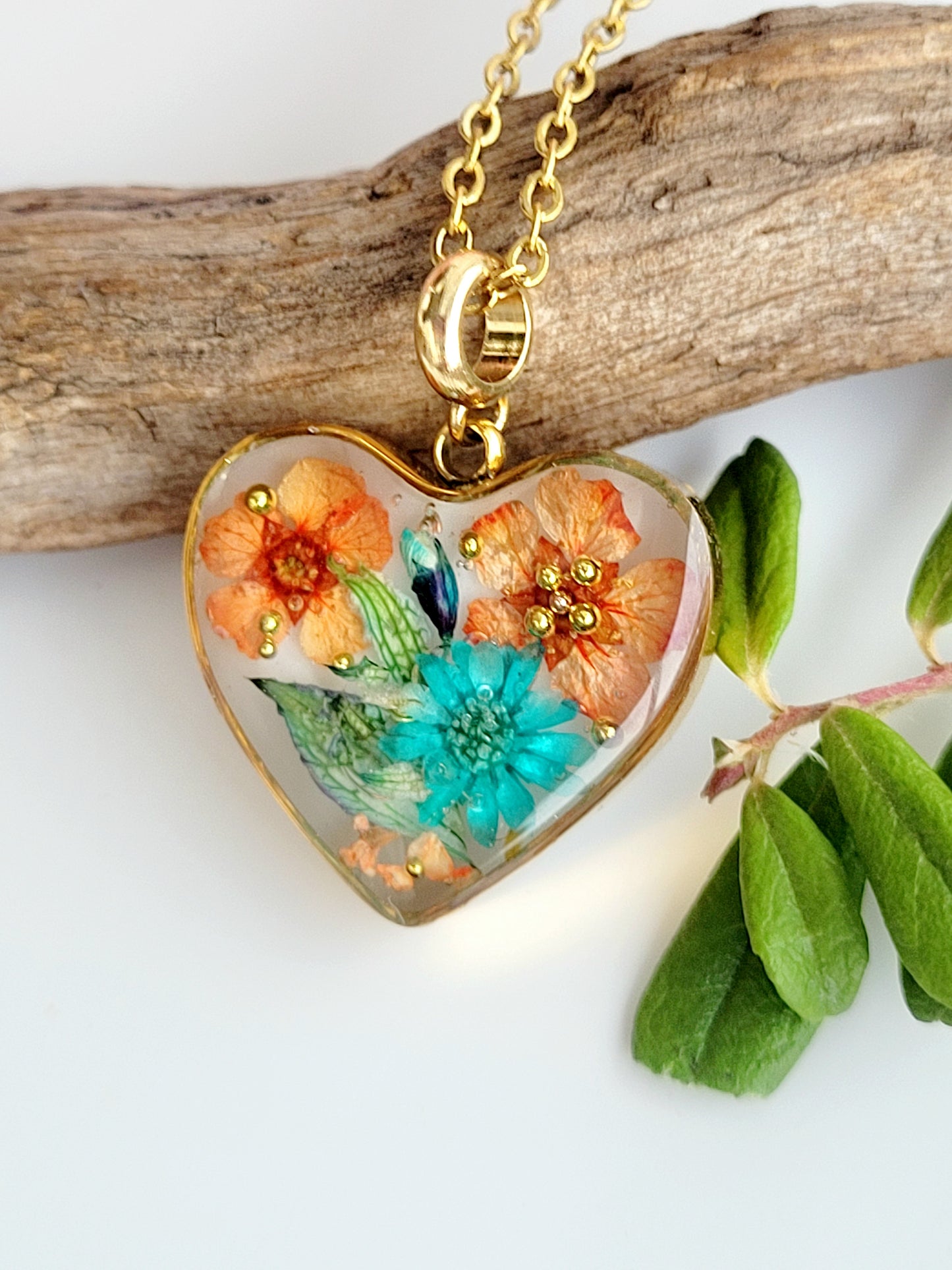 Botanical heart necklace with real genuine wildflowers. Mothers day gift. Giftf or her. Unique Gift. Heart flower charm Cottage core heart 3D necklace  necklace, creat with genuine flowers