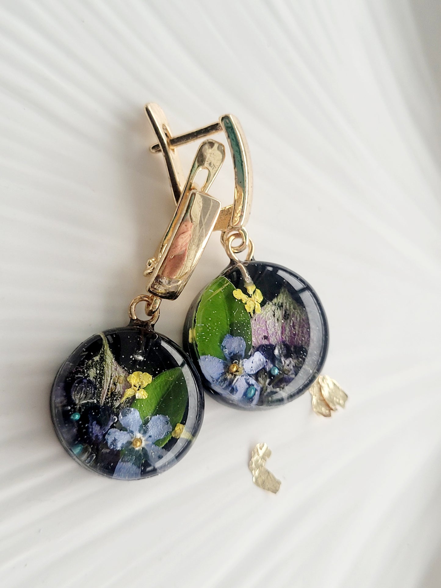 "Secret forest at night" earrings. Handcrafted, botanical earrings with real fogrt me not flowers