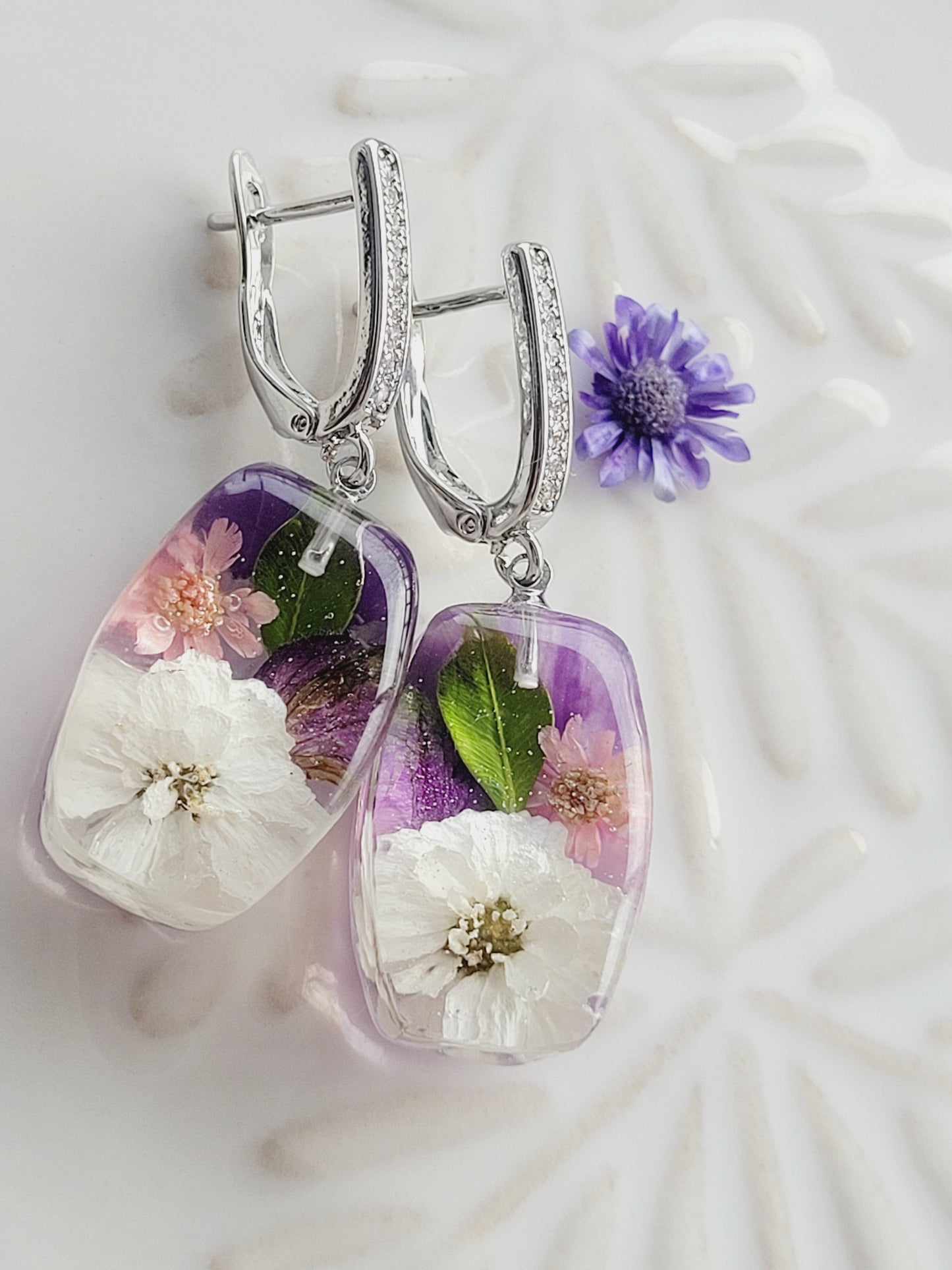 Feminine earrings with genuine flowers