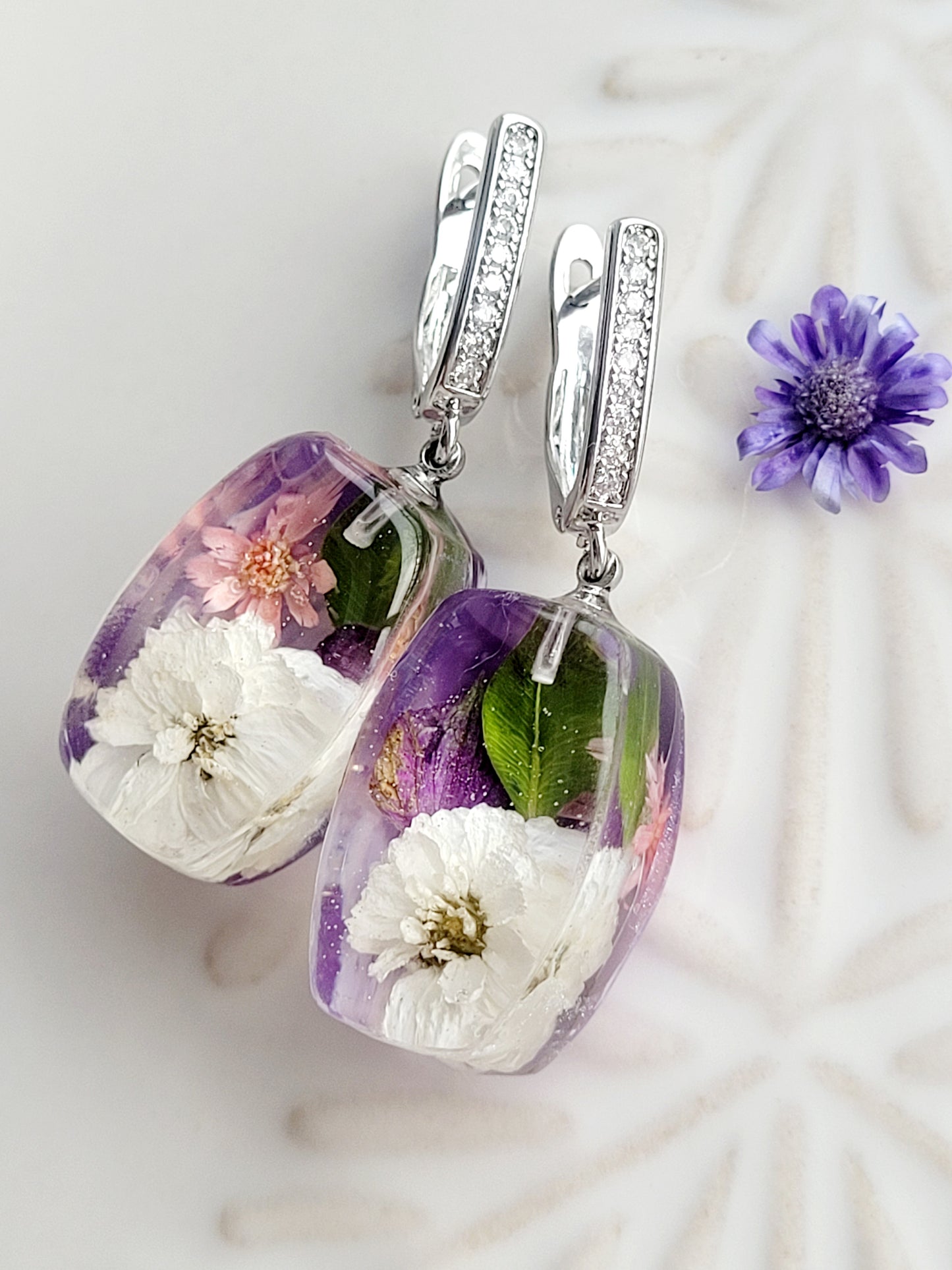 Feminine earrings with genuine flowers