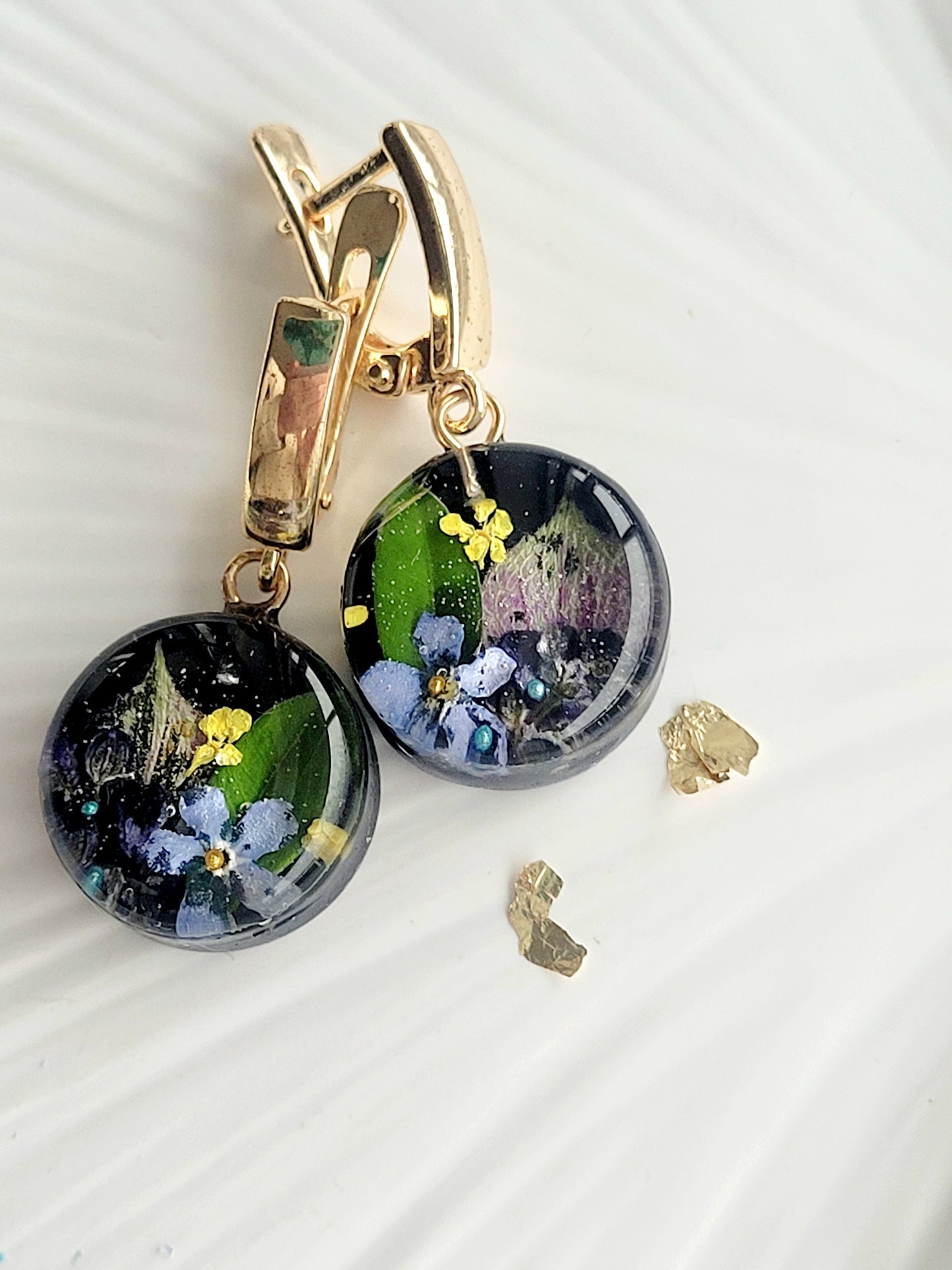 "Secret forest at night" earrings. Handcrafted, botanical earrings with real fogrt me not flowers