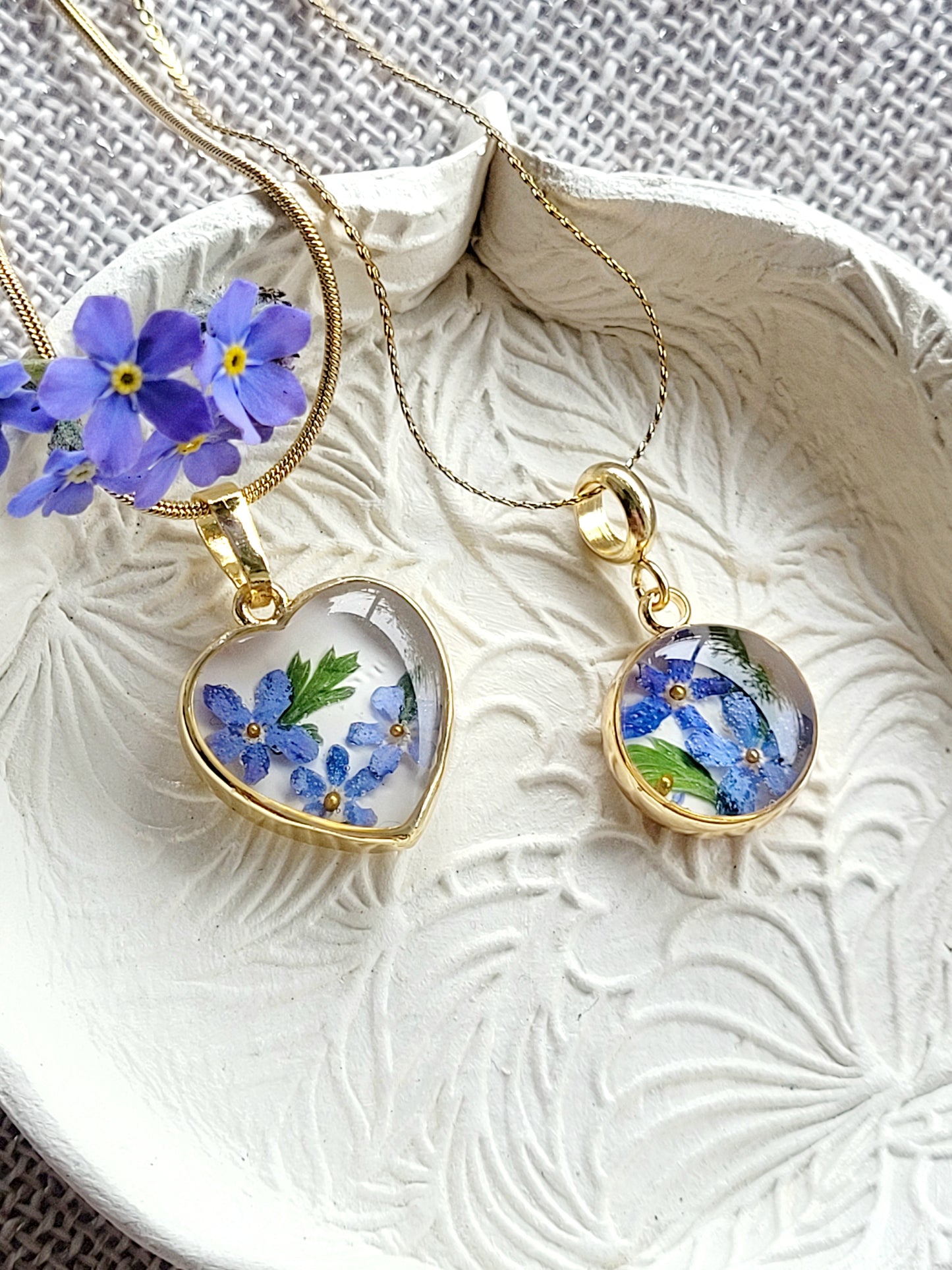 Foget-me-not flower heart necklace with genuine flowers