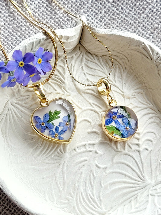 Foget-me-not flower heart necklace with genuine flowers