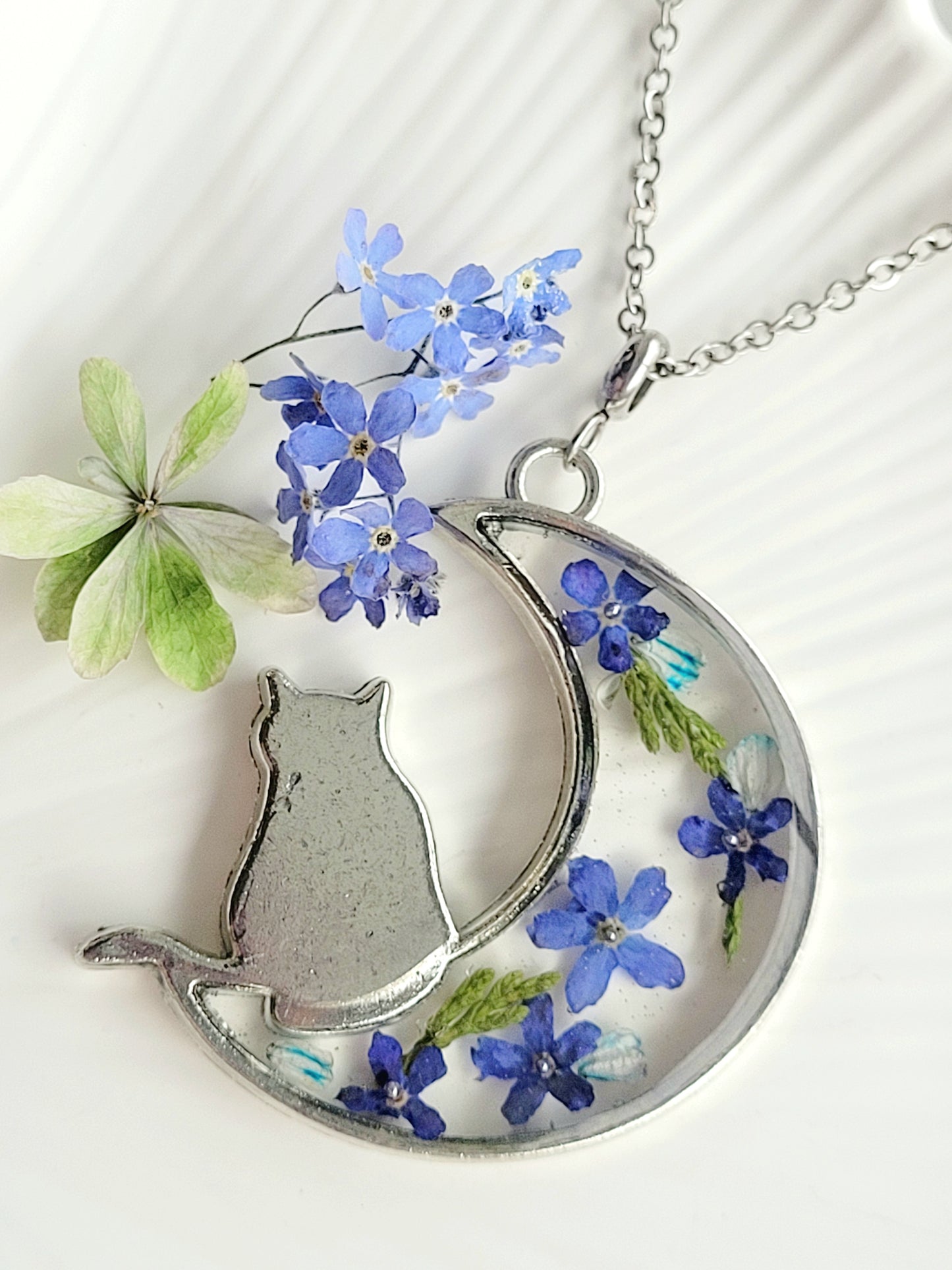 Forget-Me-Not Cat on the moon – Real Blue Flowers in Resin (35 mm Pendant, 60 cm Chain)
