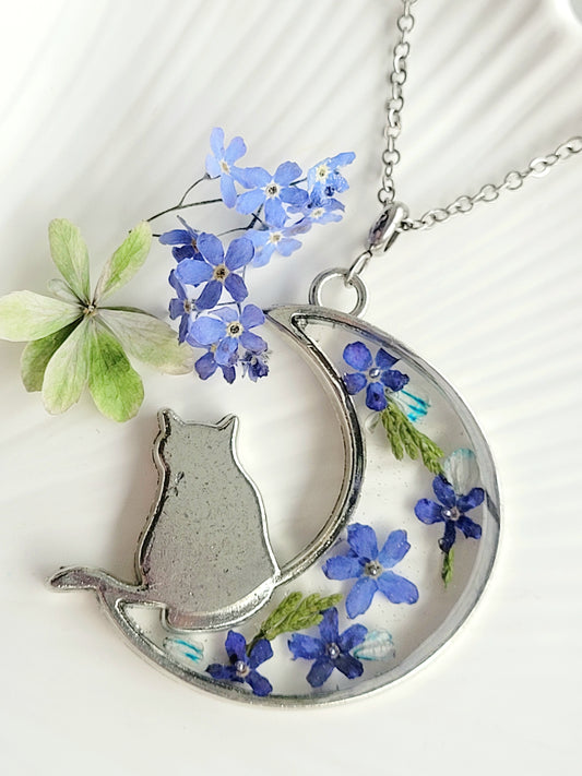 Forget-Me-Not Cat on the moon – Real Blue Flowers in Resin (35 mm Pendant, 60 cm Chain)