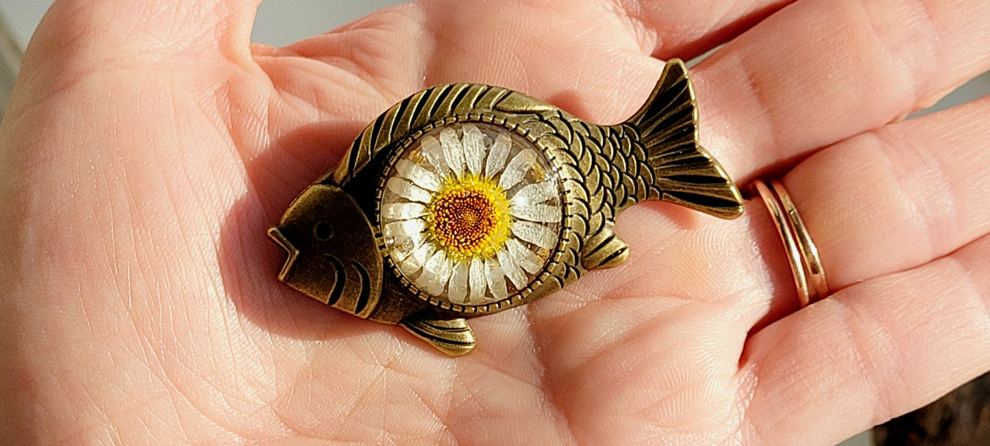 Botanical handcrafted Floral fish broach with genuine daisy