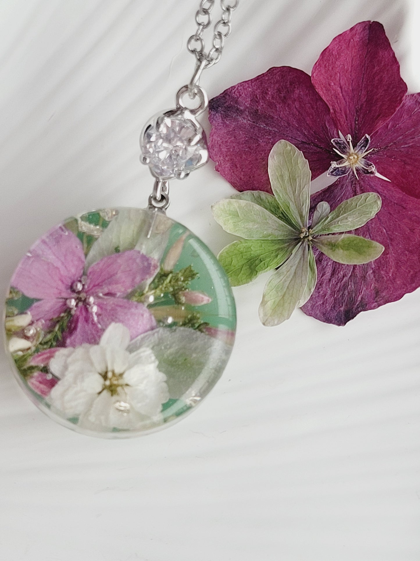 Hydrangea & White Pearl Flower Necklace – Real Flowers in Resin (22 mm Pendant, 50 cm Chain)