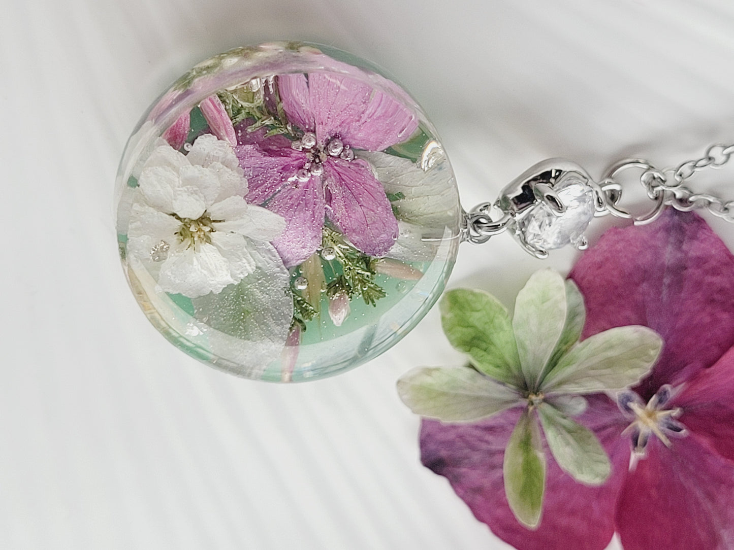 Hydrangea & White Pearl Flower Necklace – Real Flowers in Resin (22 mm Pendant, 50 cm Chain)