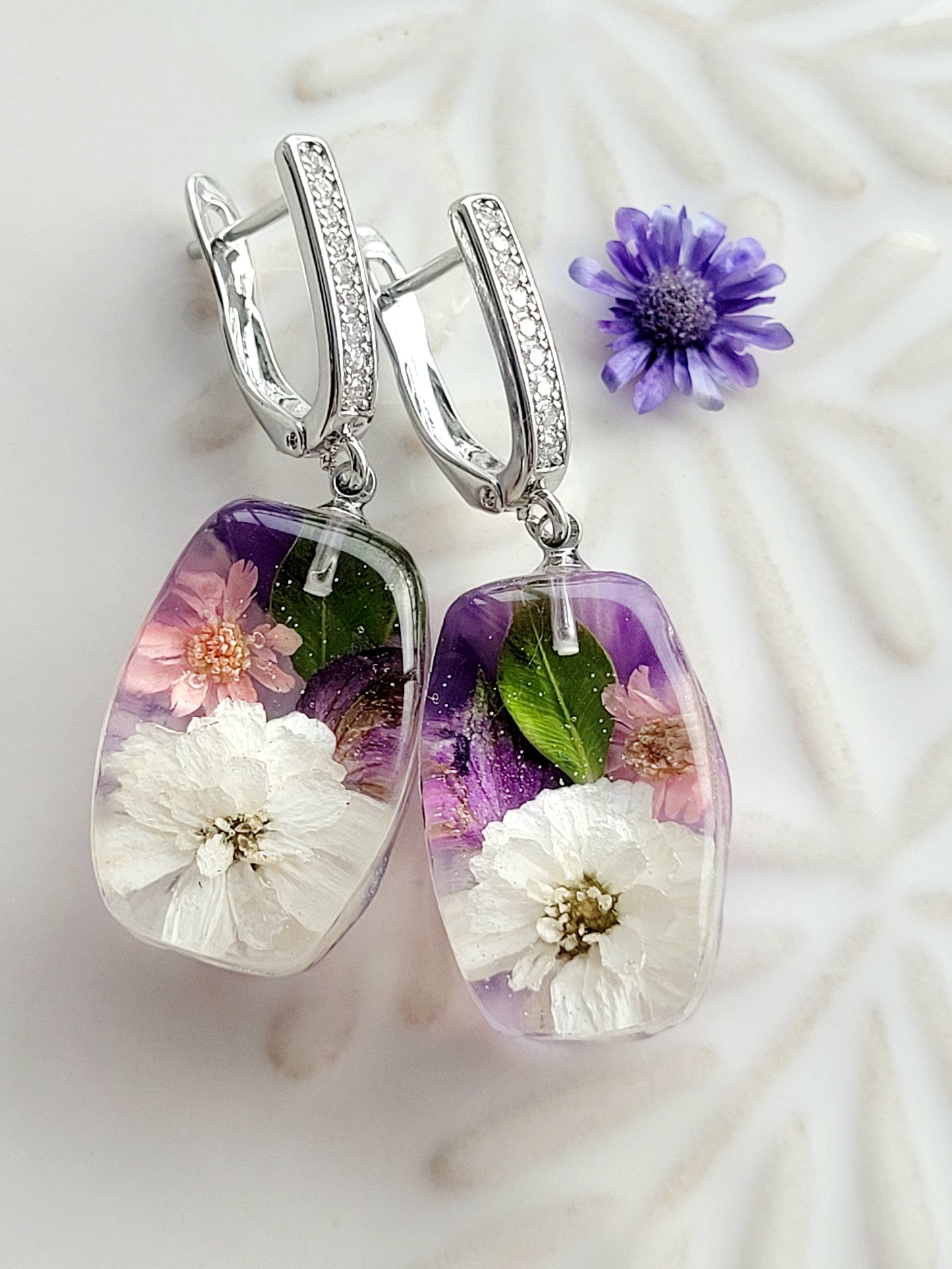 Feminine earrings with genuine flowers