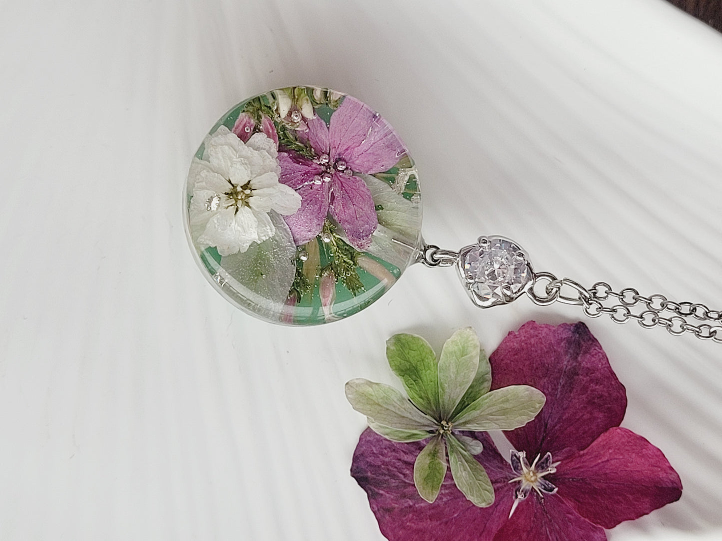 Hydrangea & White Pearl Flower Necklace – Real Flowers in Resin (22 mm Pendant, 50 cm Chain)