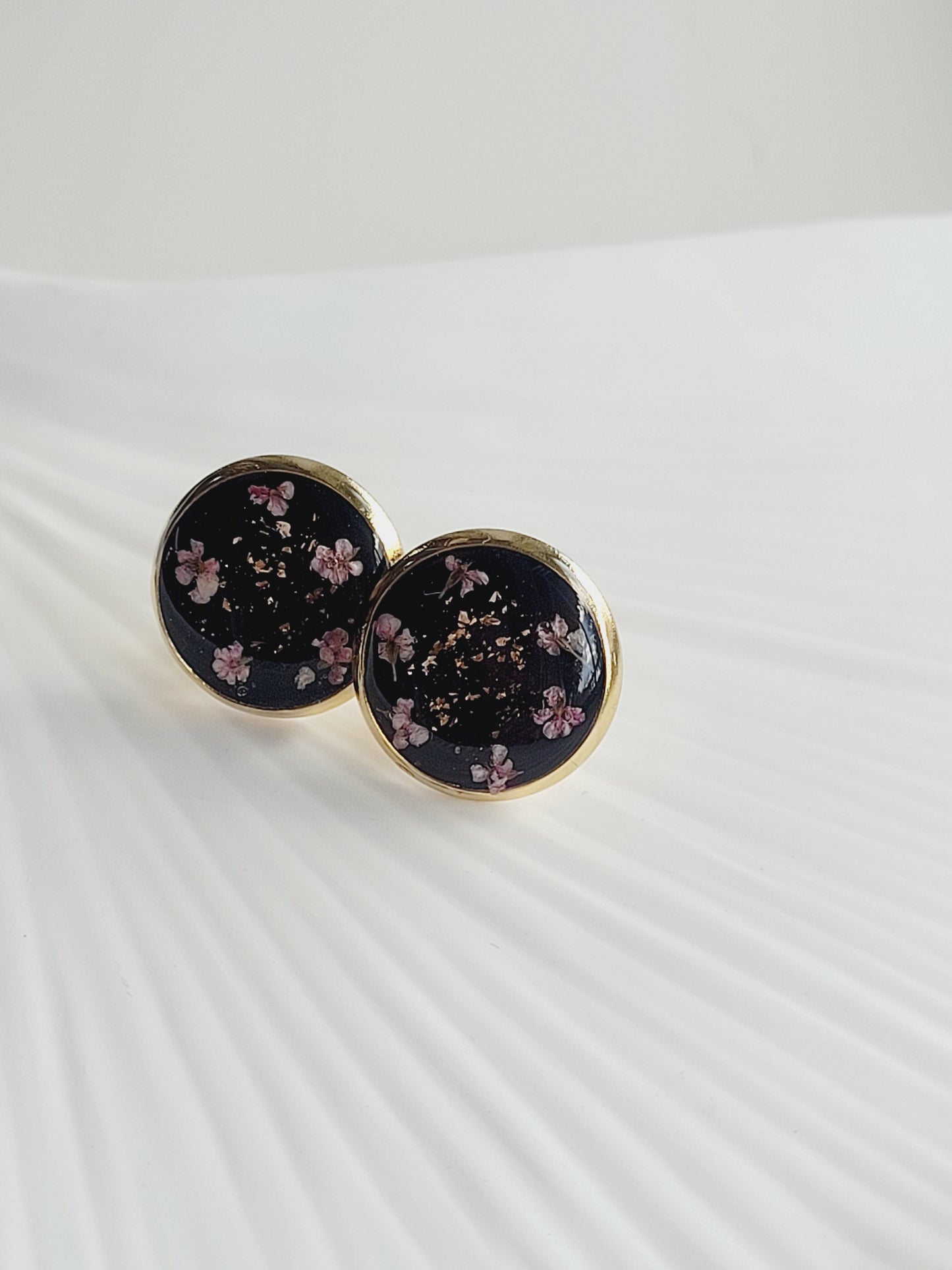 Green flower studs. Handcrafted studs with genuine flowers.
