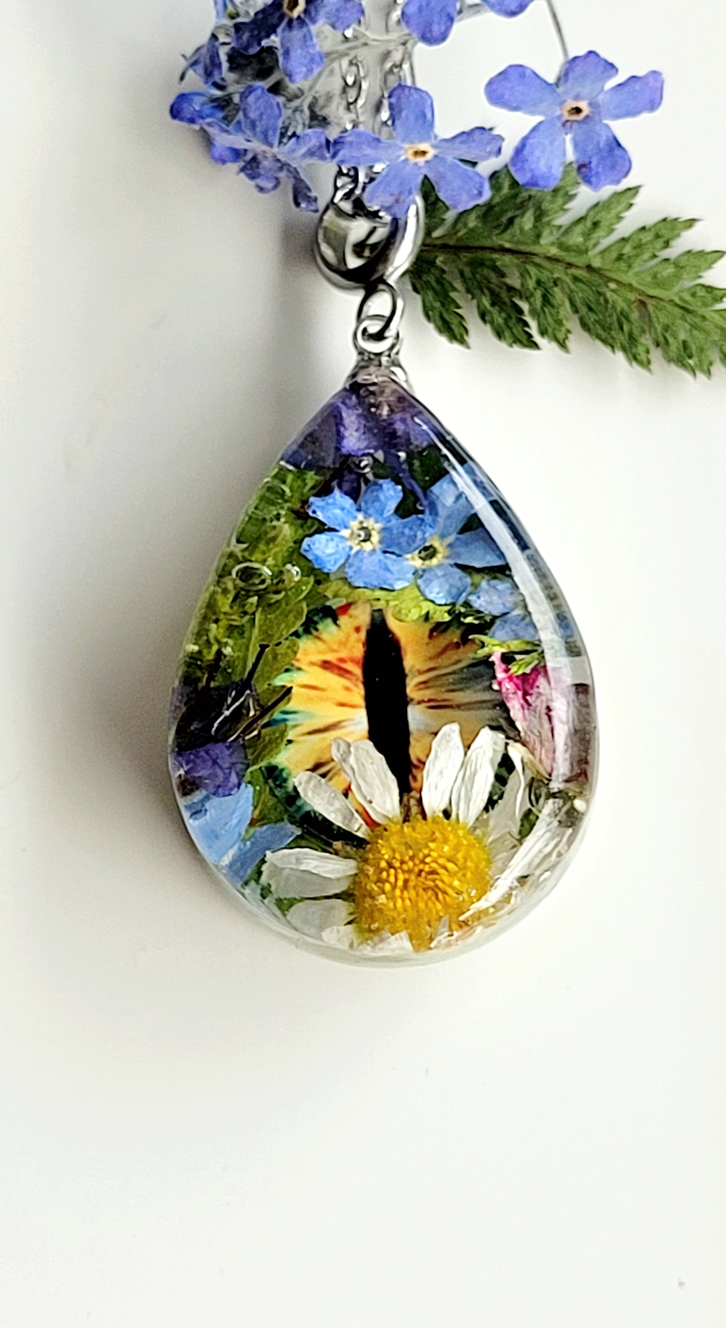 Dragon eye necklace with genuine dried flowers