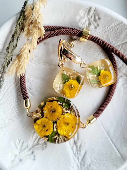 Buttercup flower bracelet. Handcrafted with real flowers. Resin floral jewelry