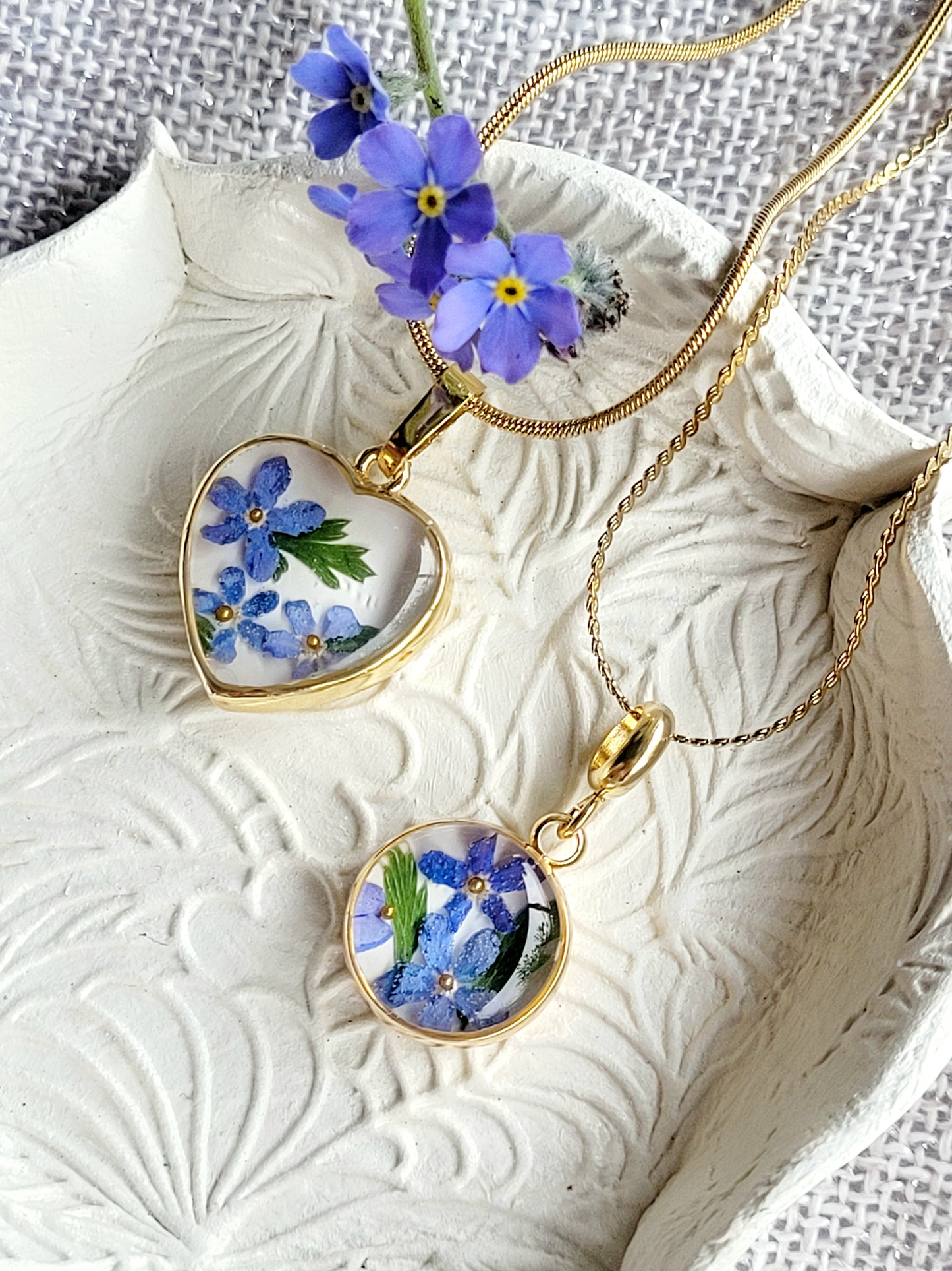 Foget-me-not flower heart necklace with genuine flowers