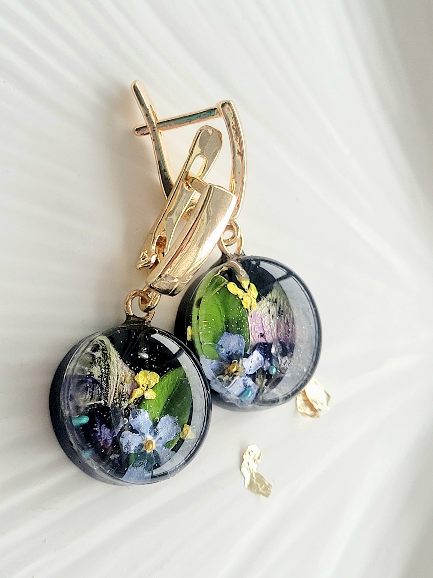 "Secret forest at night" earrings. Handcrafted, botanical earrings with real fogrt me not flowers