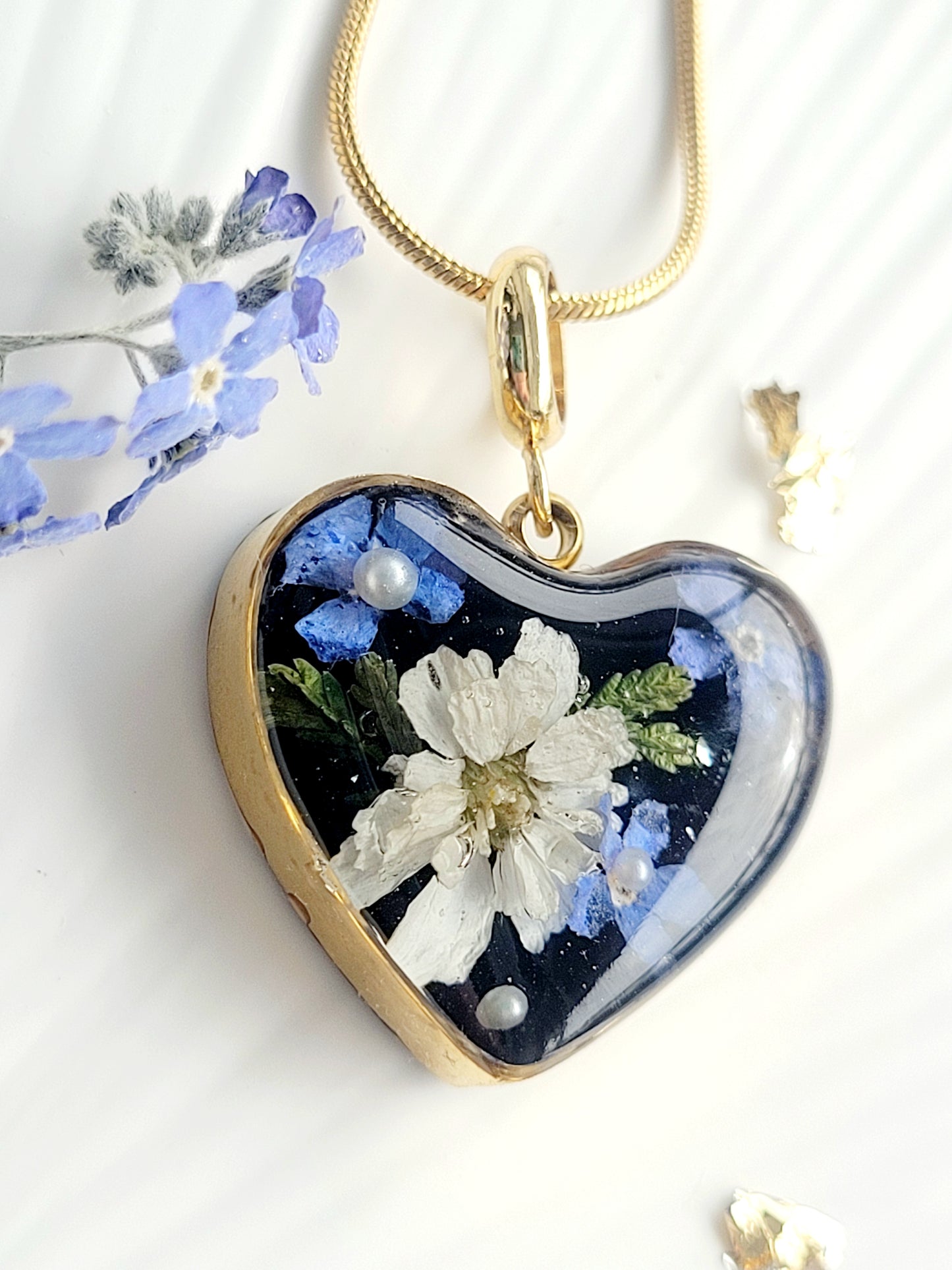White pearl and Foget-me-not flower heart necklace with genuine flowers