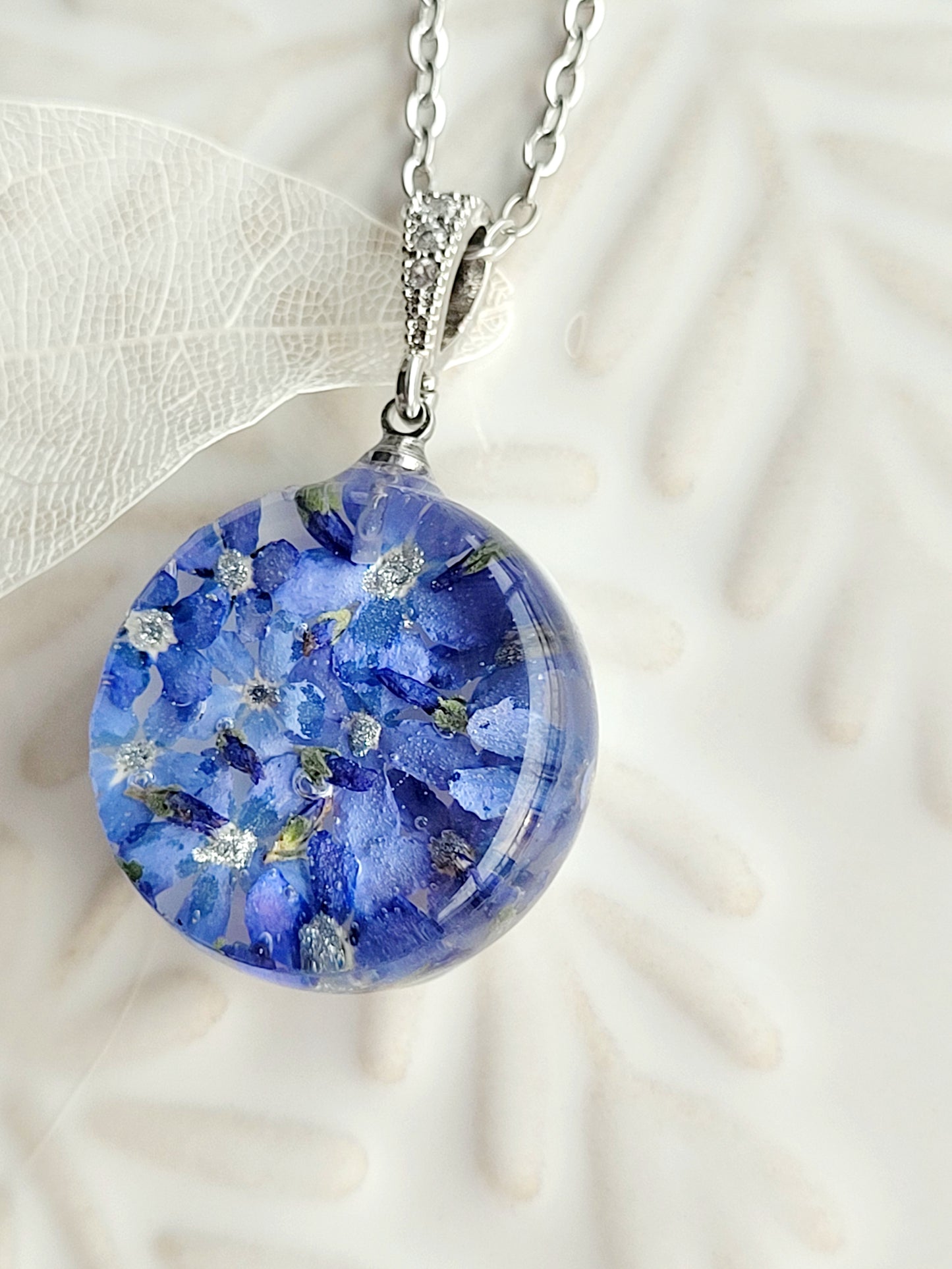 Foget me not flower round necklace