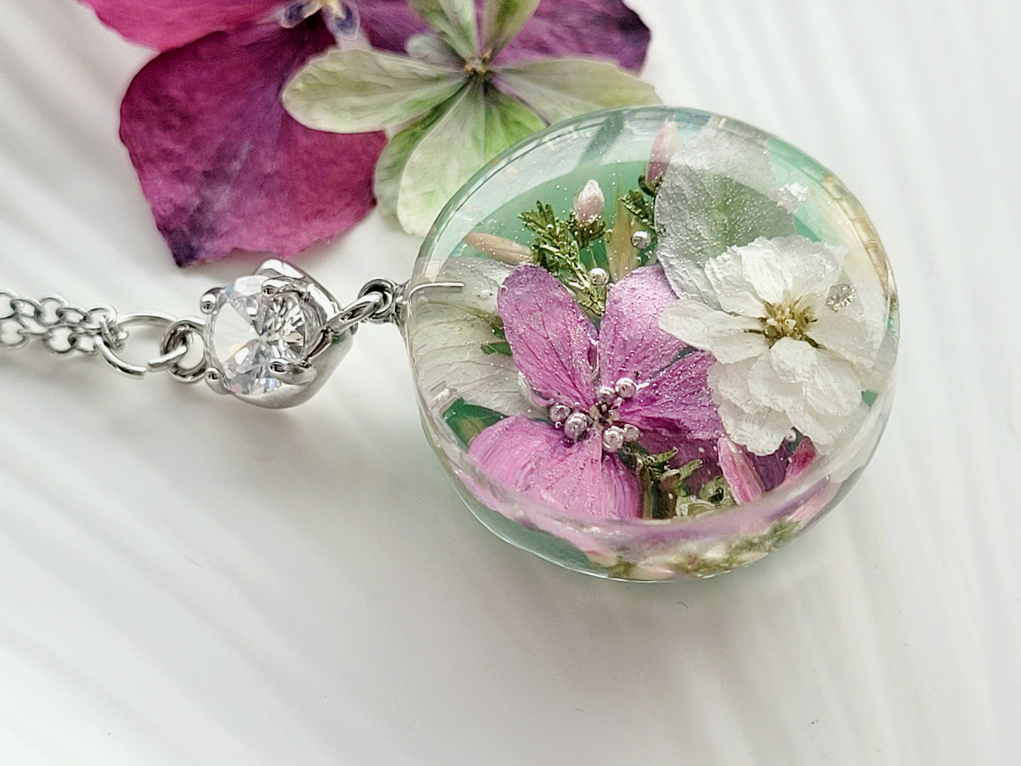 Hydrangea & White Pearl Flower Necklace – Real Flowers in Resin (22 mm Pendant, 50 cm Chain)