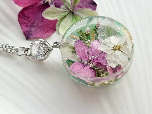 Hydrangea & White Pearl Flower Necklace – Real Flowers in Resin (22 mm Pendant, 50 cm Chain)