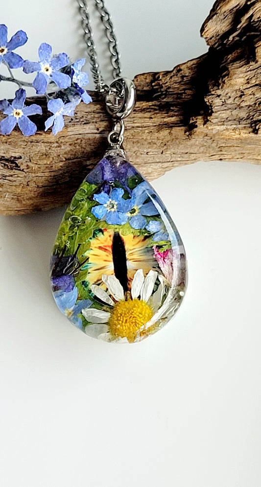 Dragon eye necklace with genuine dried flowers