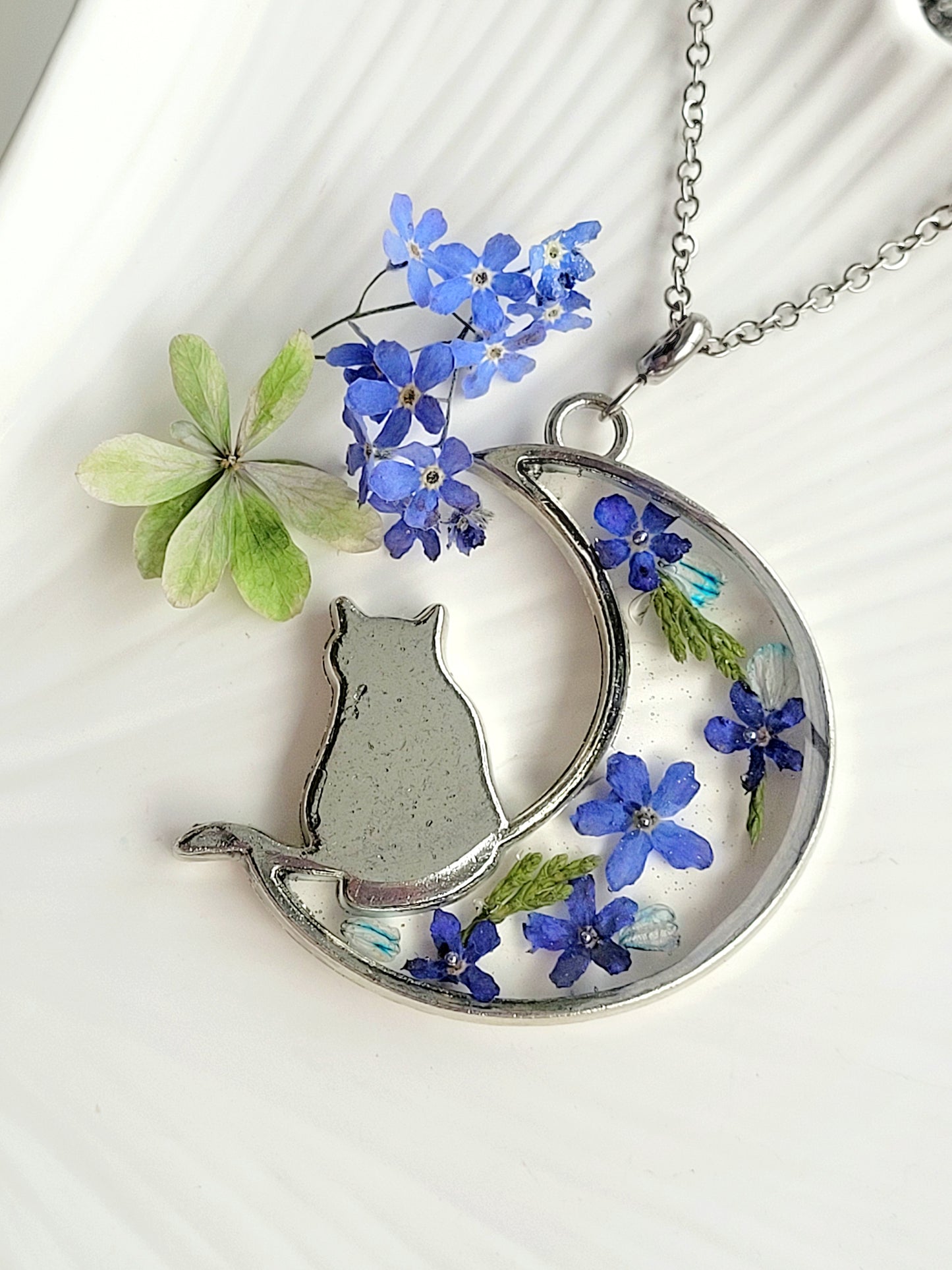 Forget-Me-Not Cat on the moon – Real Blue Flowers in Resin (35 mm Pendant, 60 cm Chain)