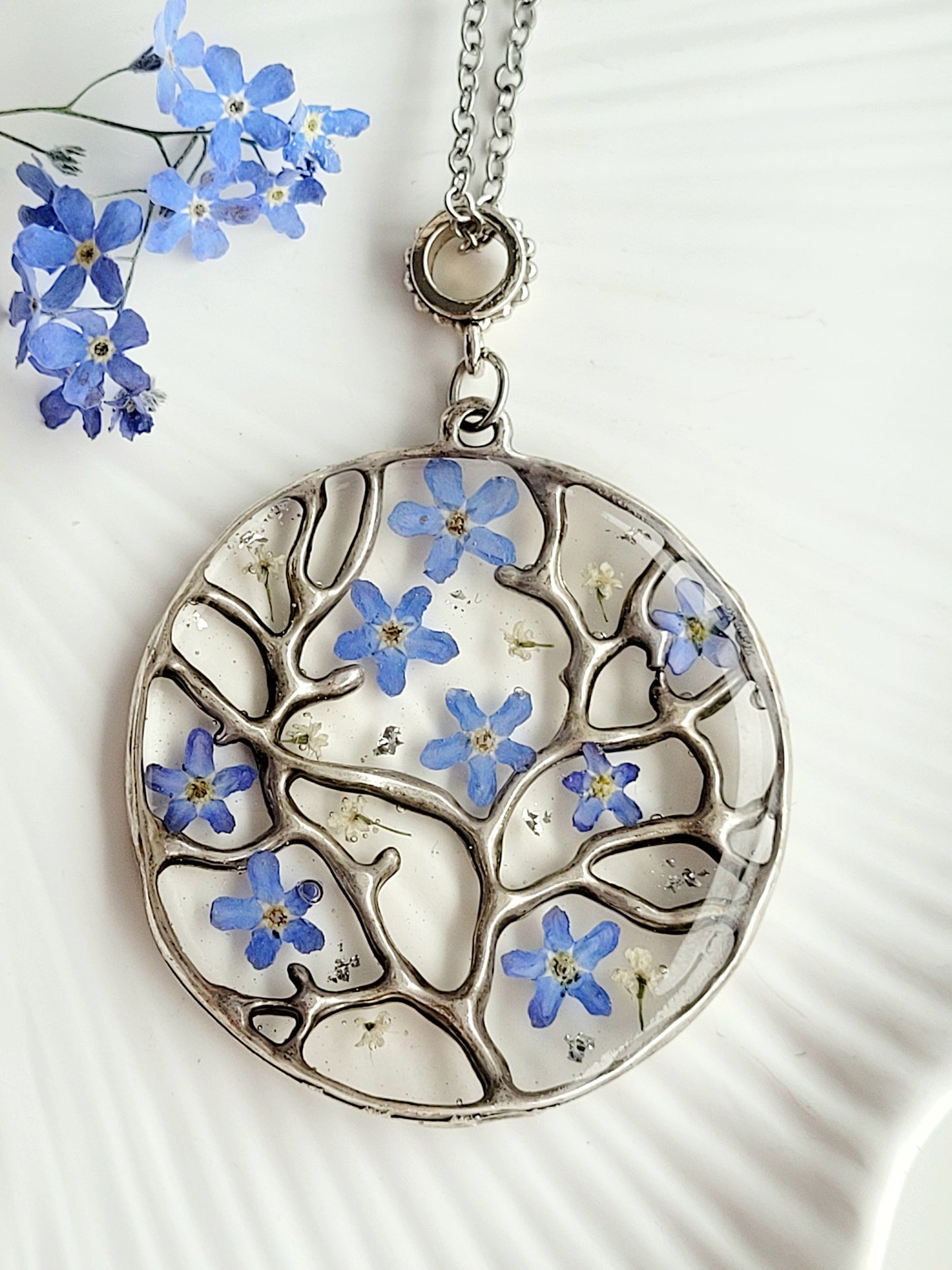 Forget-Me-Not Tree of Life Necklace – Real Blue Flowers in Resin (37 mm Pendant, 70 cm Chain)