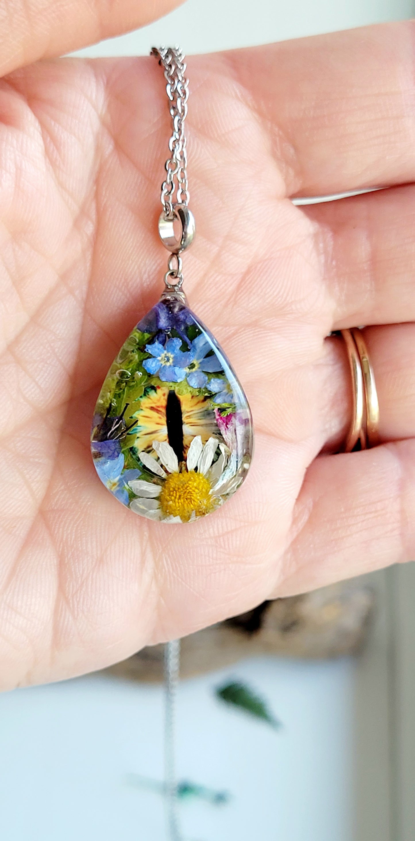 Dragon eye necklace with genuine dried flowers