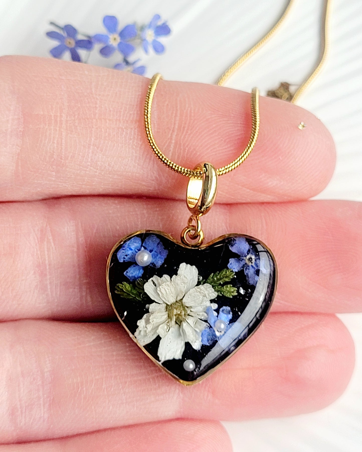White pearl and Foget-me-not flower heart necklace with genuine flowers