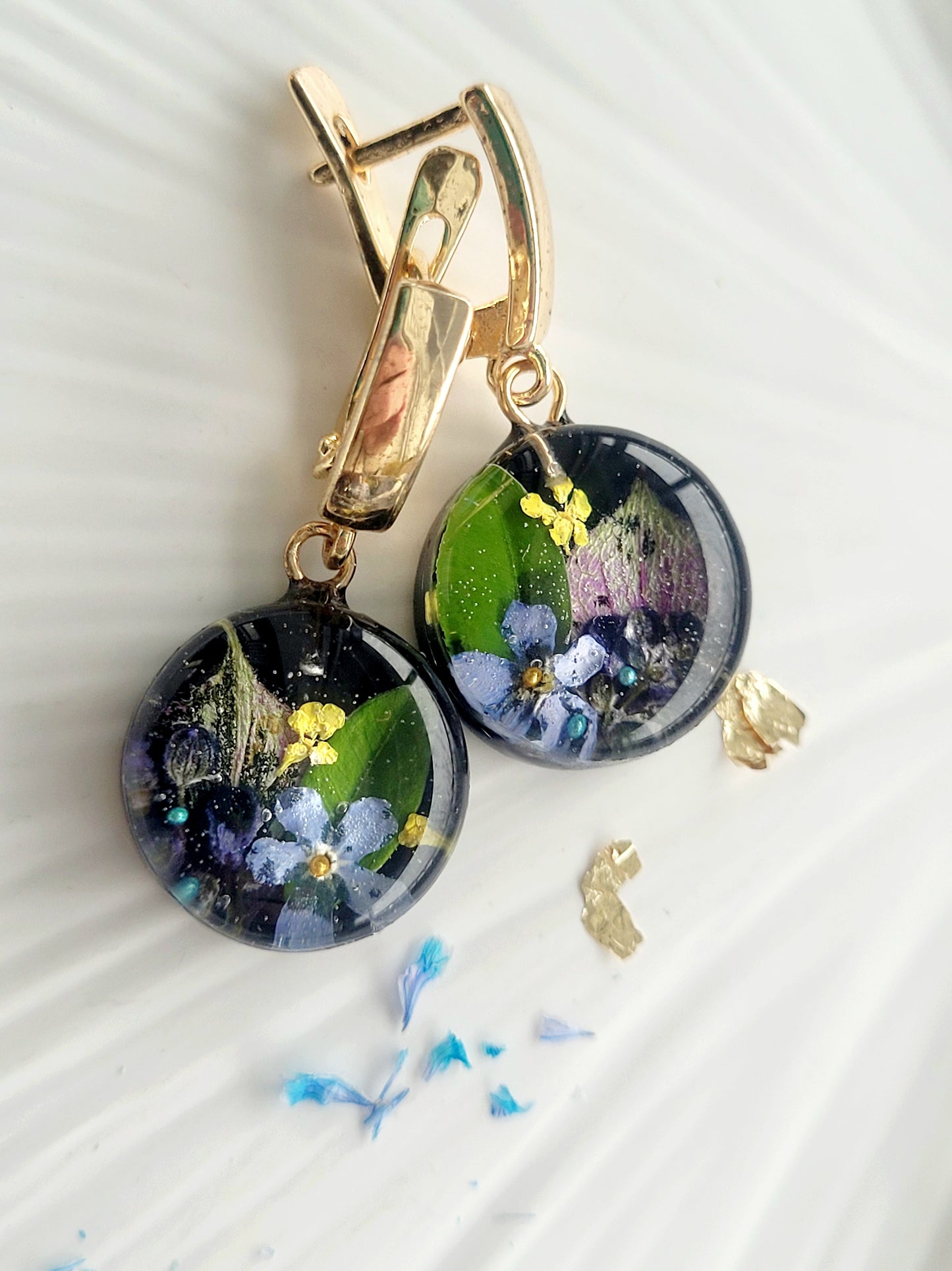 "Secret forest at night" earrings. Handcrafted, botanical earrings with real fogrt me not flowers