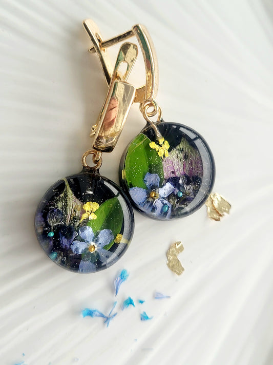 "Secret forest at night" earrings. Handcrafted, botanical earrings with real fogrt me not flowers